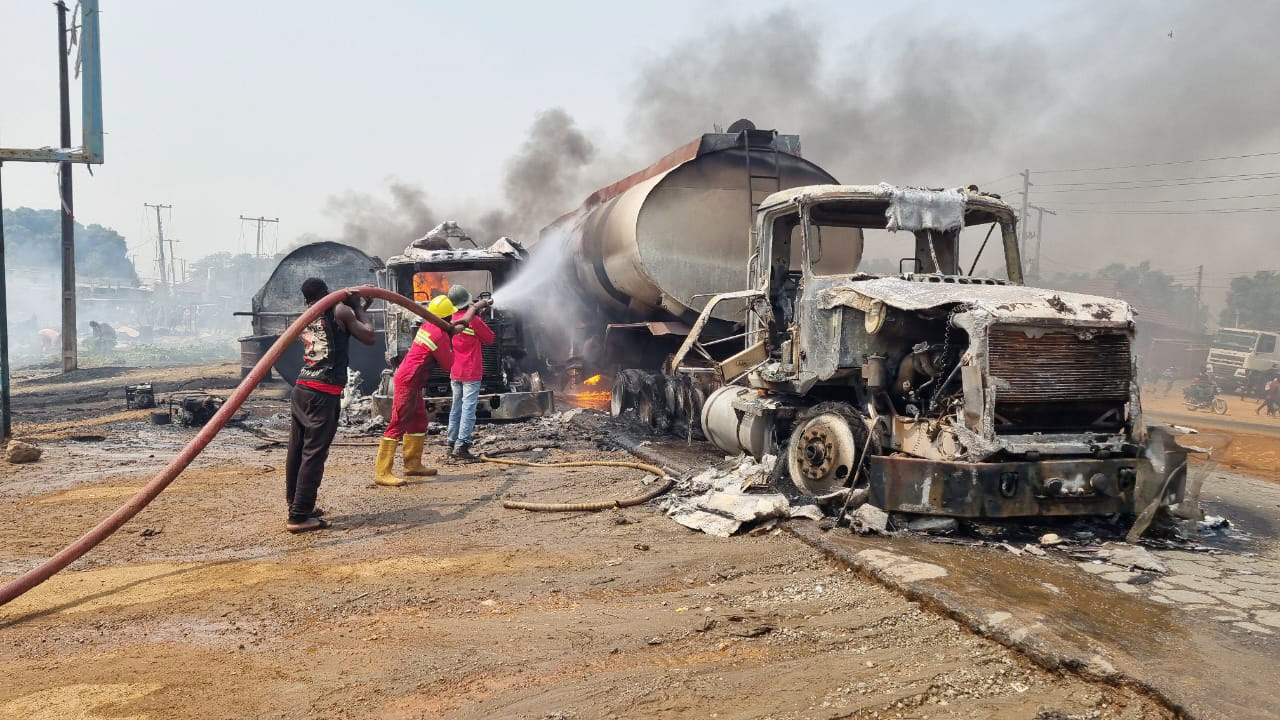 nigeria at least 70 killed in petrol tanker truck