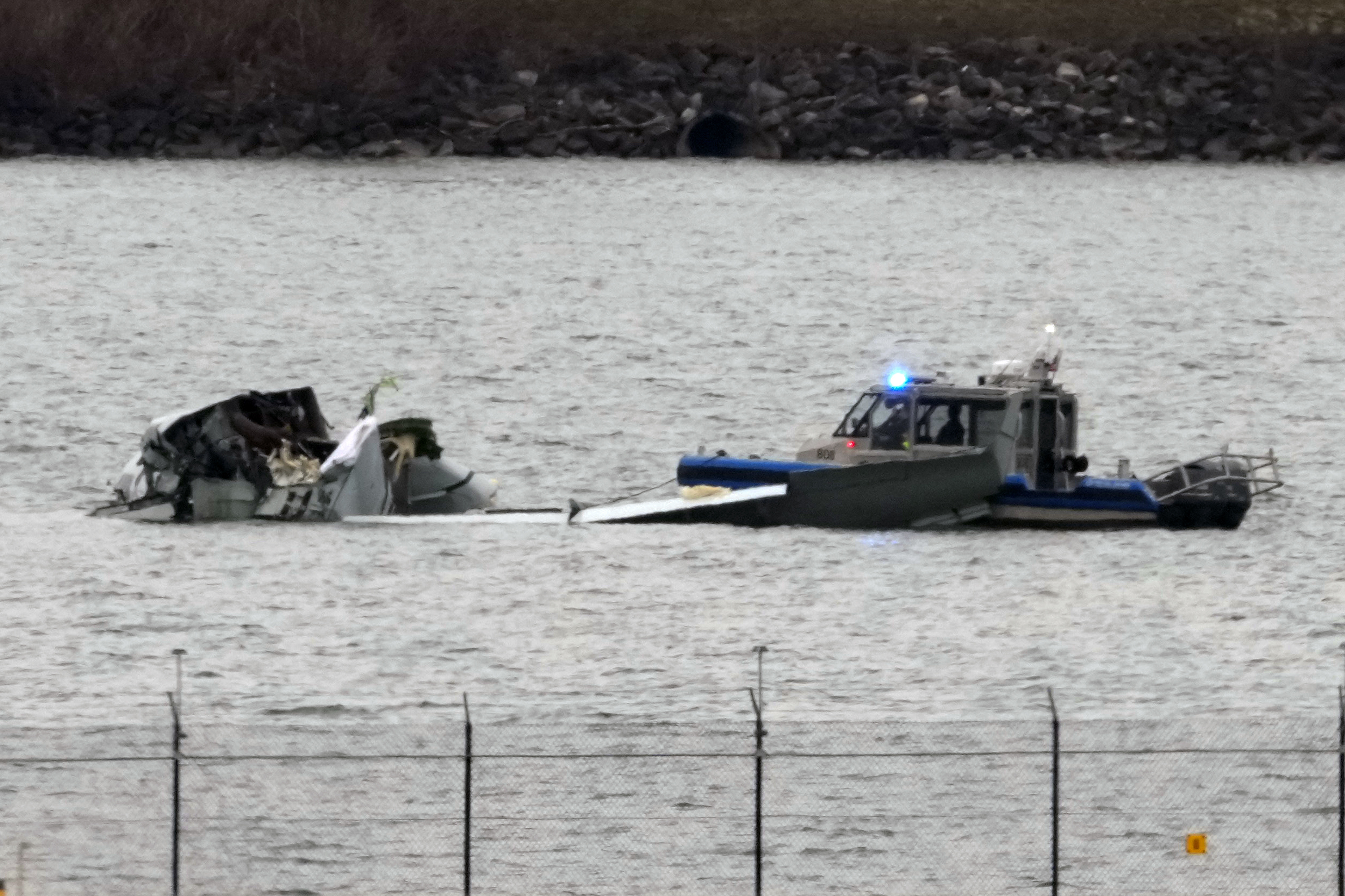 washington plane crash more than 40 bodies recovered from potomac river