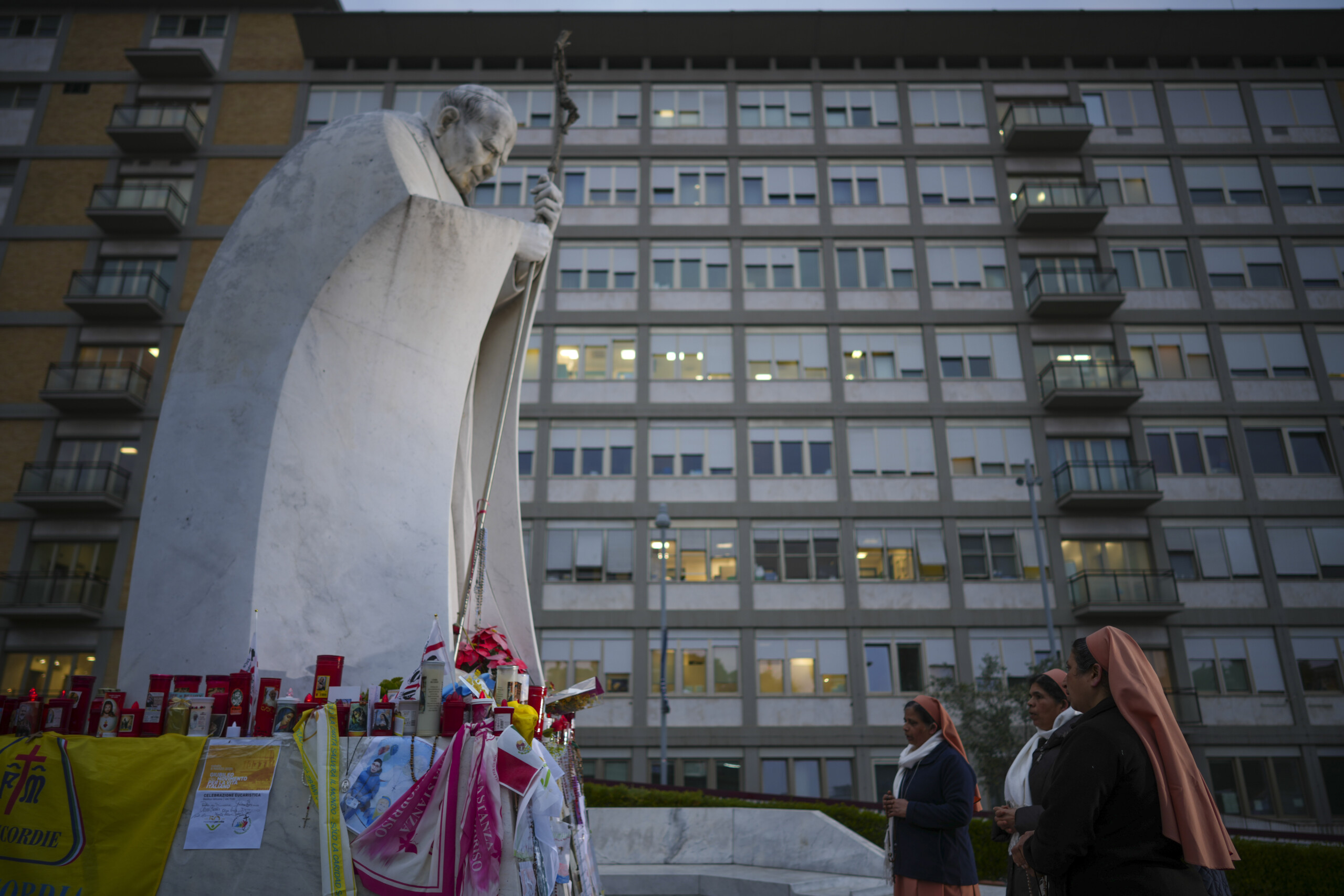 le pape francois a lhopital gemelli les ameliorations sont consolidees mais il reste a lhopital scaled