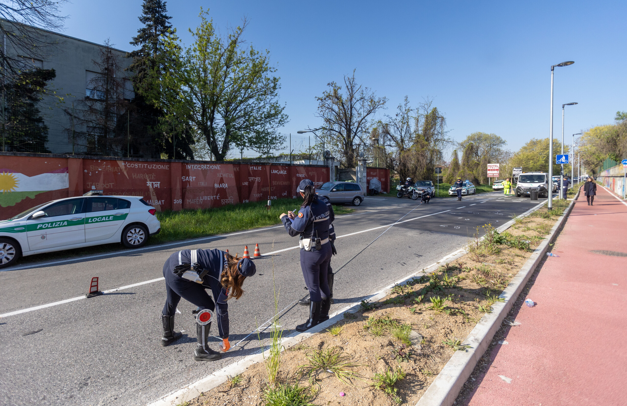 traffic accident car crashes into roundabout 47 year old dies in milan scaled