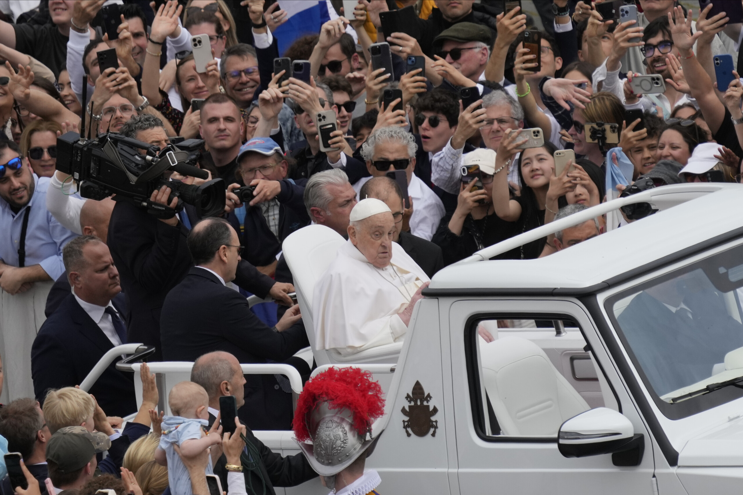 easter pope descends among the faithful in st peters square scaled