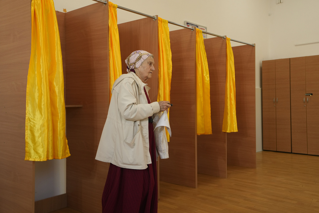 romania polls open for presidential elections