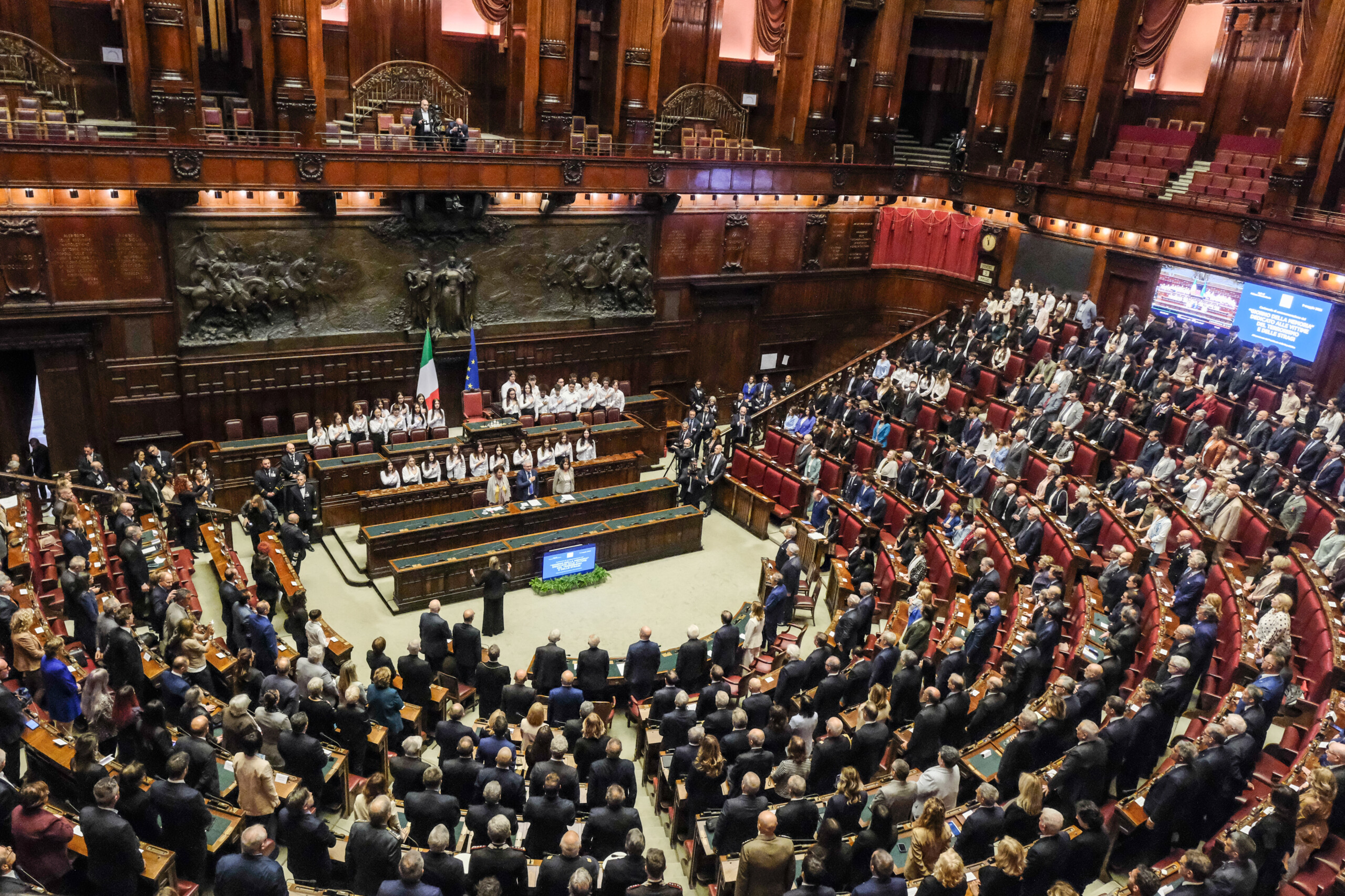 immigration decree government poses confidence issue in the chamber scaled