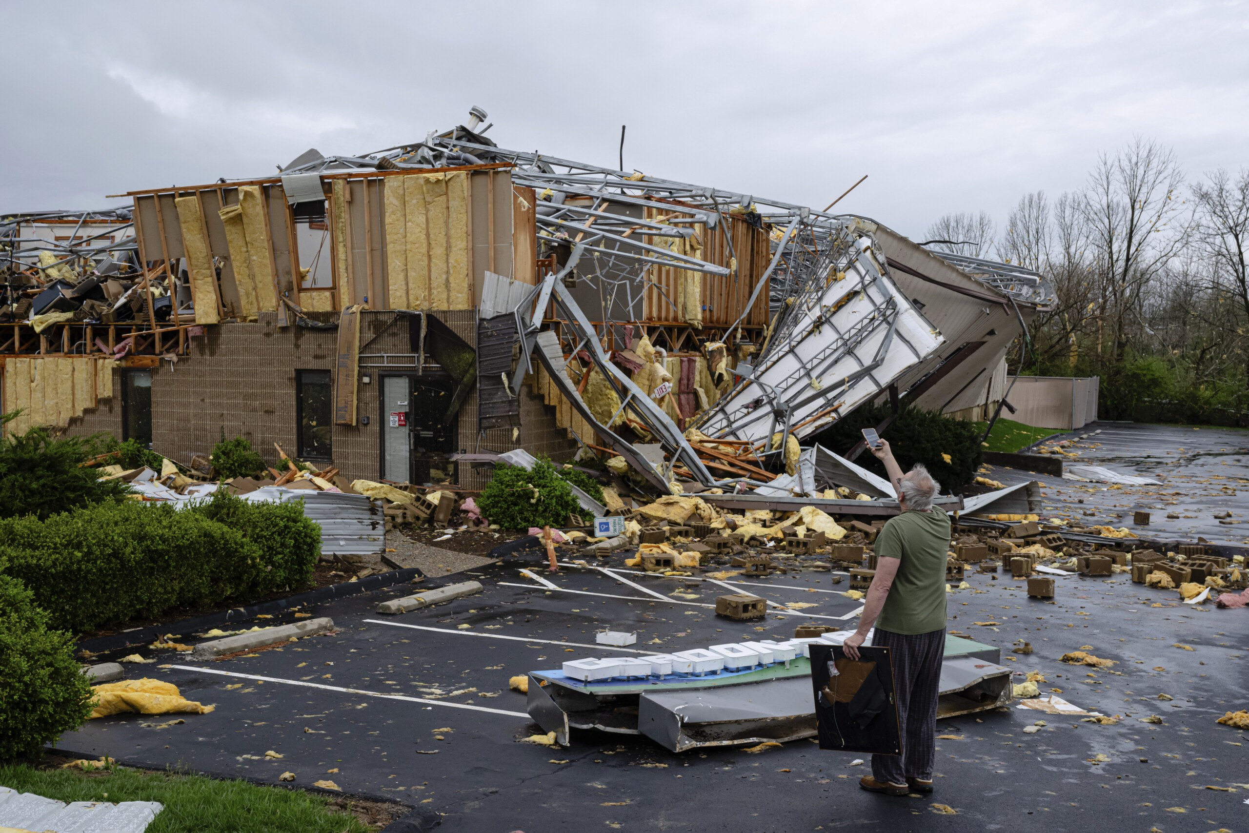 usa 21 dead from storms in kentucky and missouri scaled