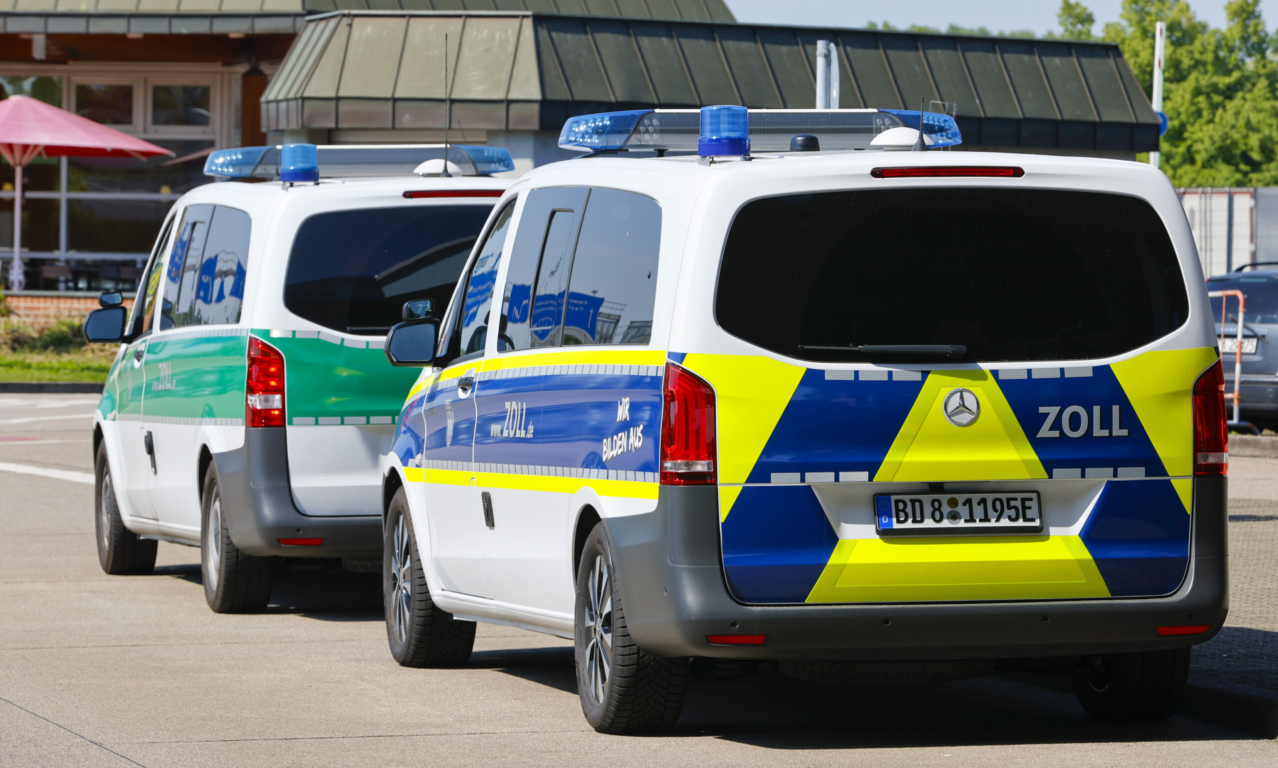 germany bild knife attack at hamburg station several injured scaled