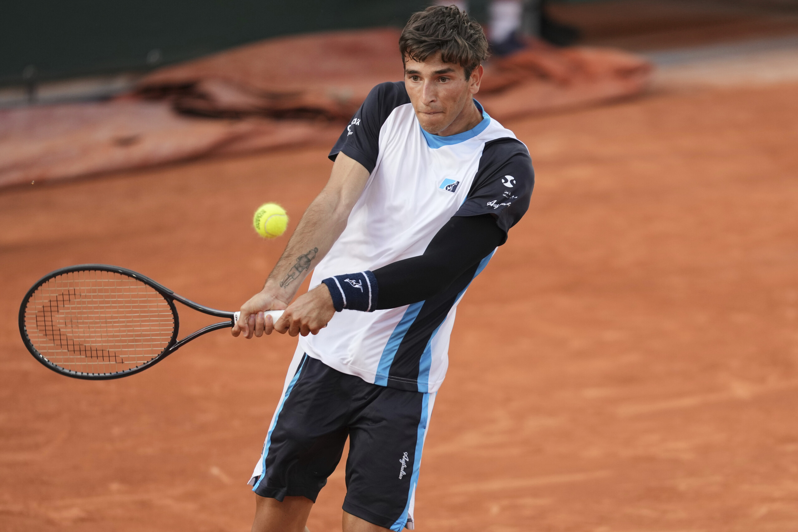 roland garros gigante beats tsitsipas and advances to the third round scaled
