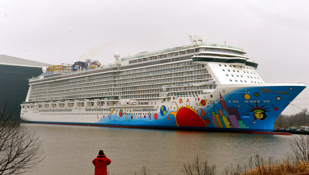 catania cruise ship breaks moorings due to strong wind couple falls into the sea
