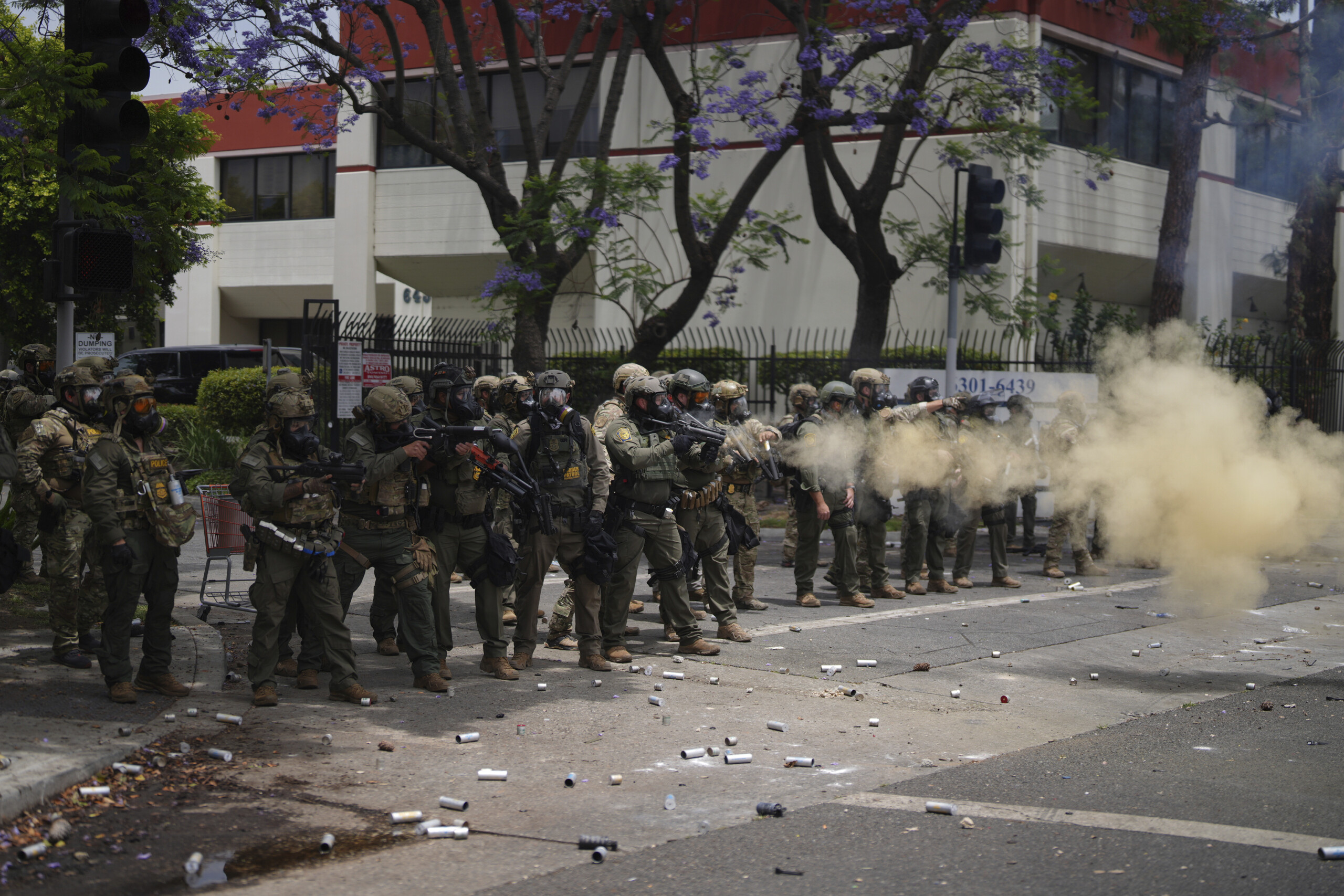 usa white house sends 2000 national guard troops to los angeles after clashes scaled