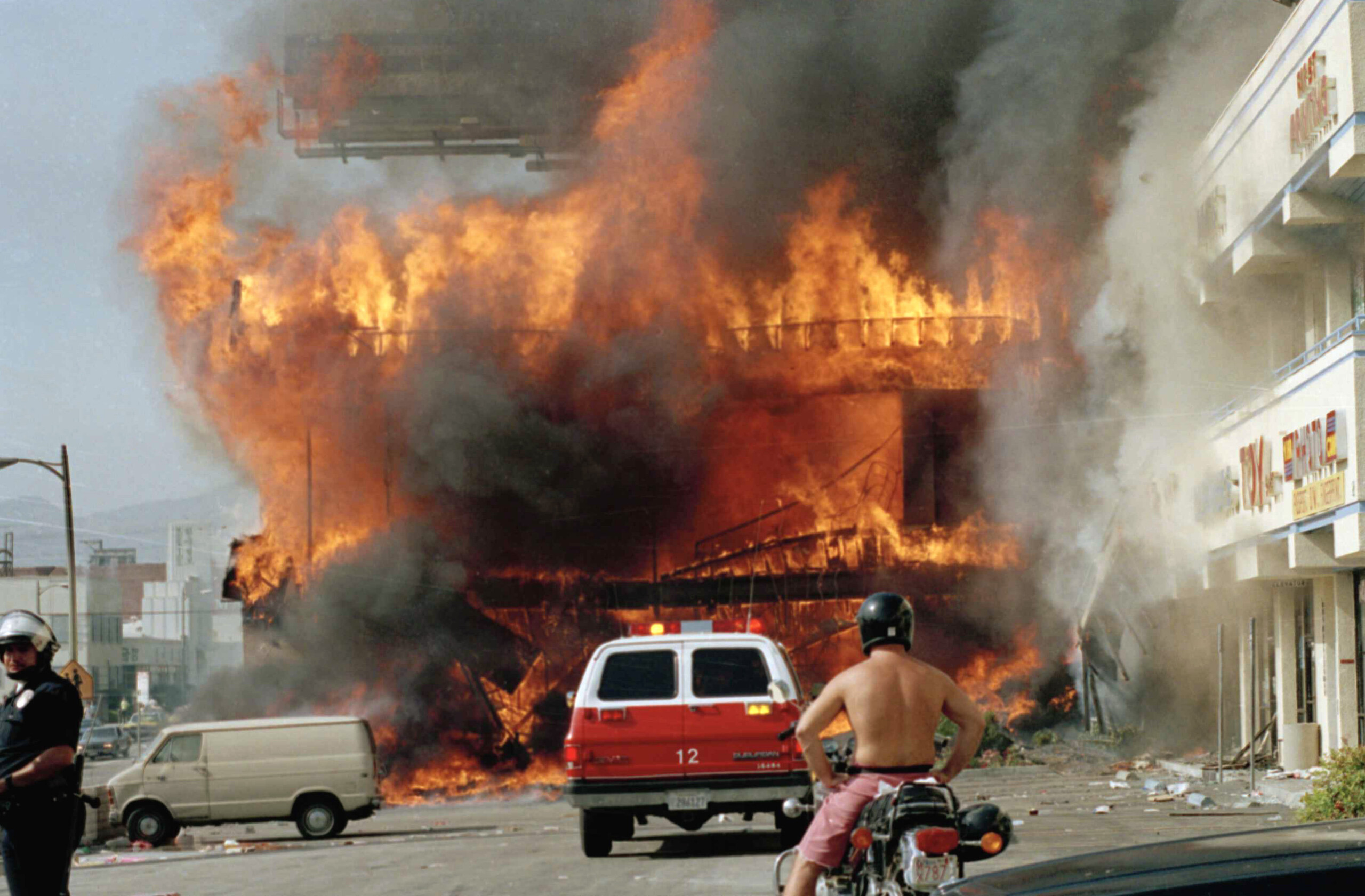 mass arrests in los angeles after curfew begins scaled