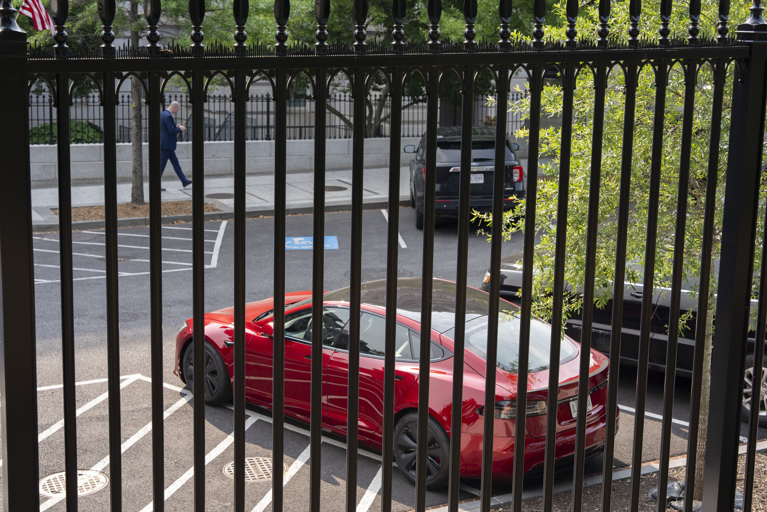 usa white house trump cancels regulations on electric cars in california today scaled