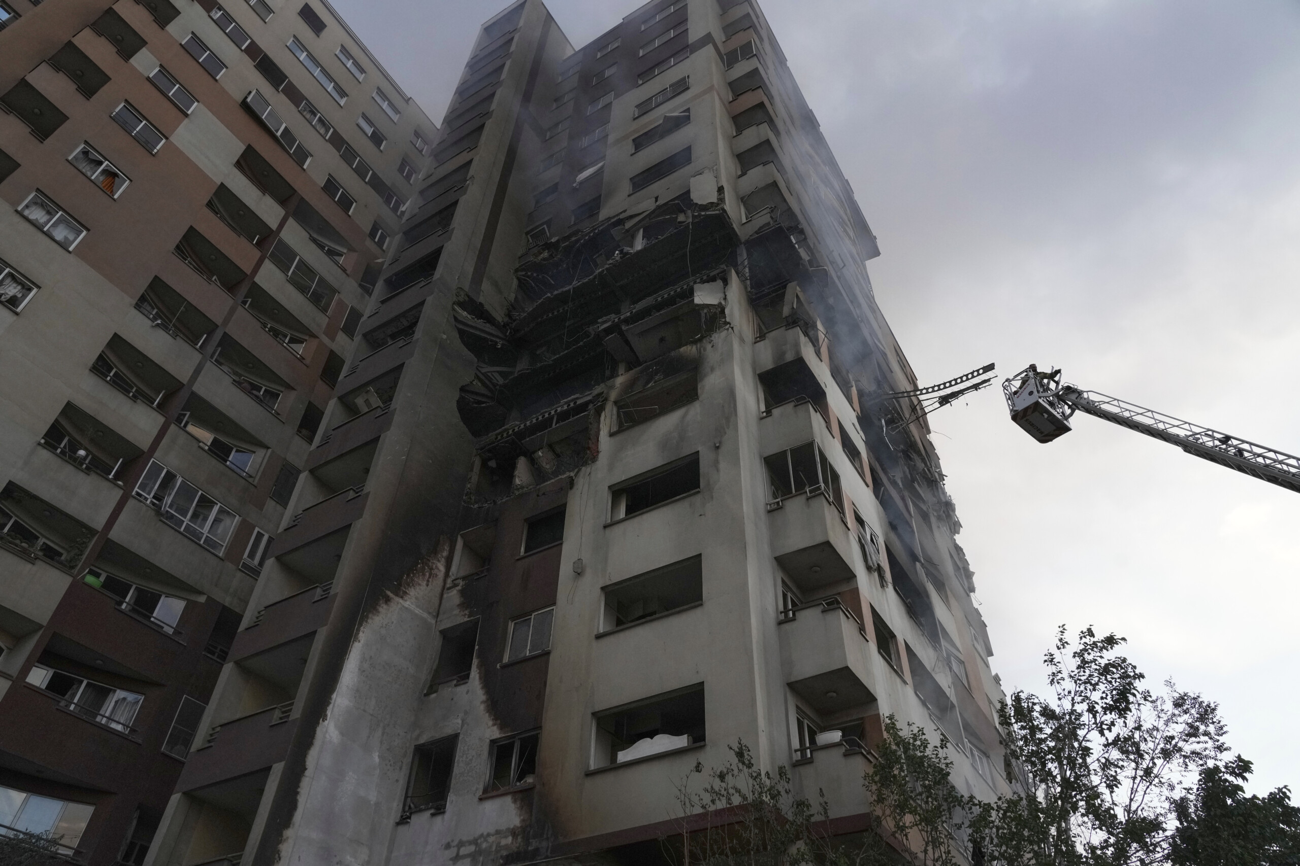 iran at least 5 dead in israeli attack scaled
