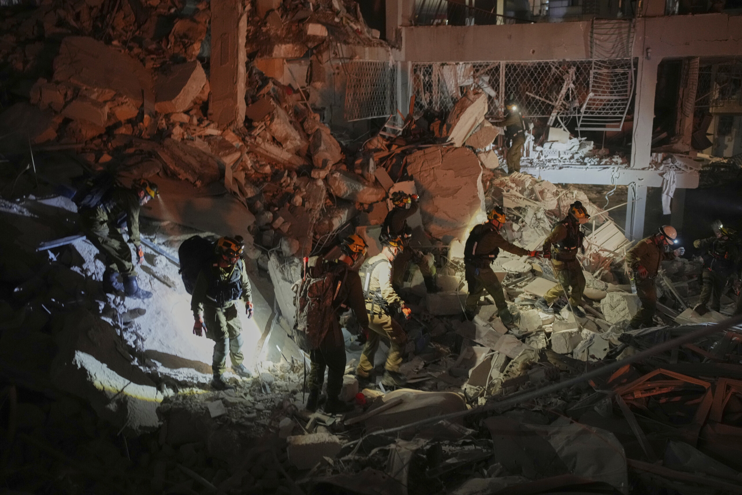 israel four people slightly injured by iranian missiles in the south fires in haifa scaled