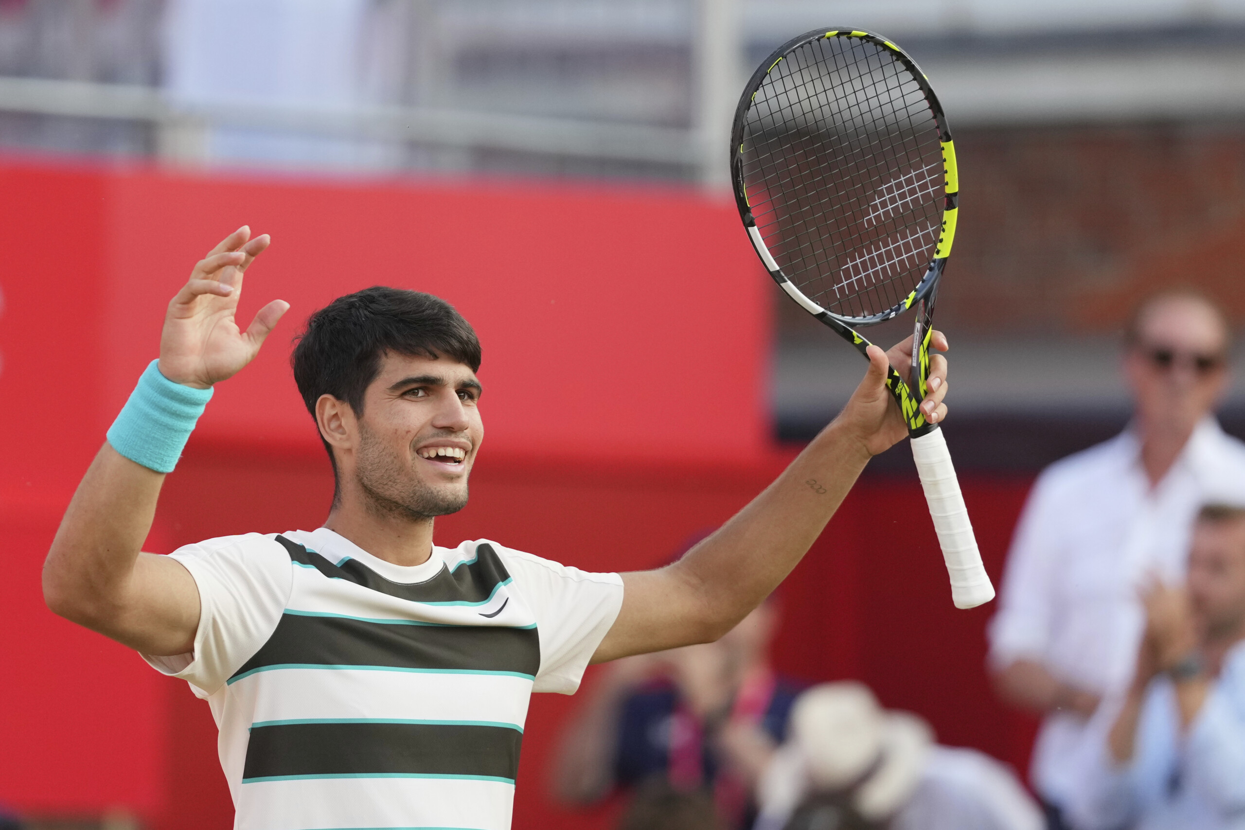 atp queens alcaraz struggles but reaches quarterfinals scaled
