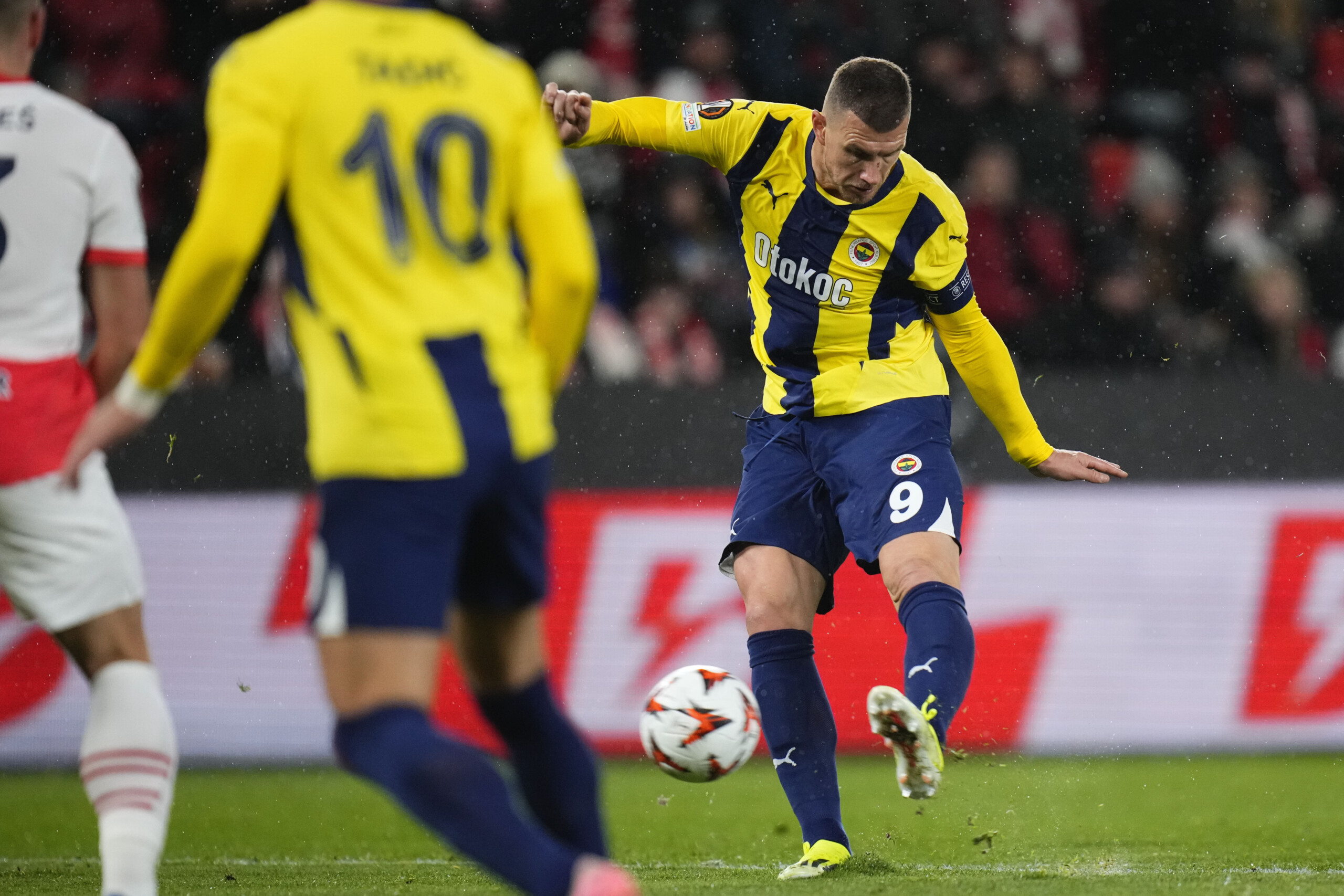 fiorentina welcomes dzeko medical completed for the striker scaled