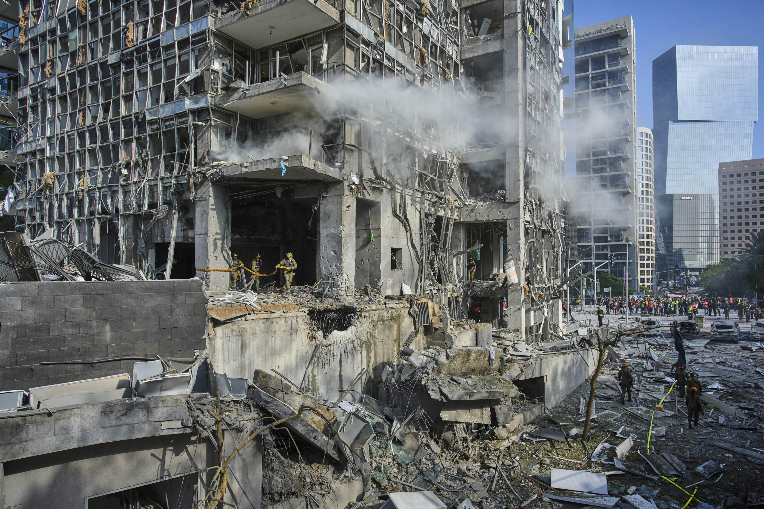 iranian missiles strike israel rescue workers report serious damage in tel aviv scaled
