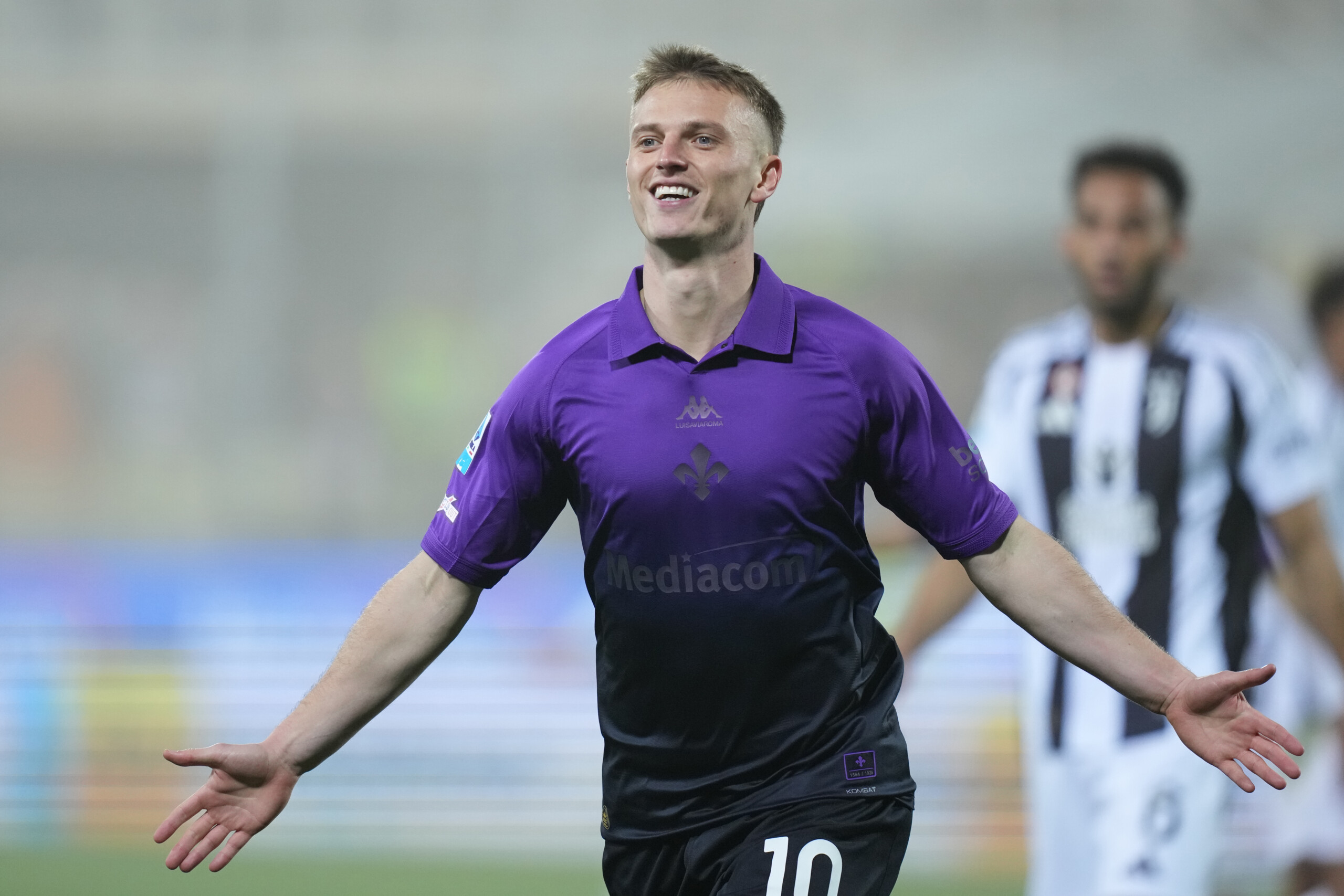 football fiorentina officially signs gudmundsson from genoa scaled