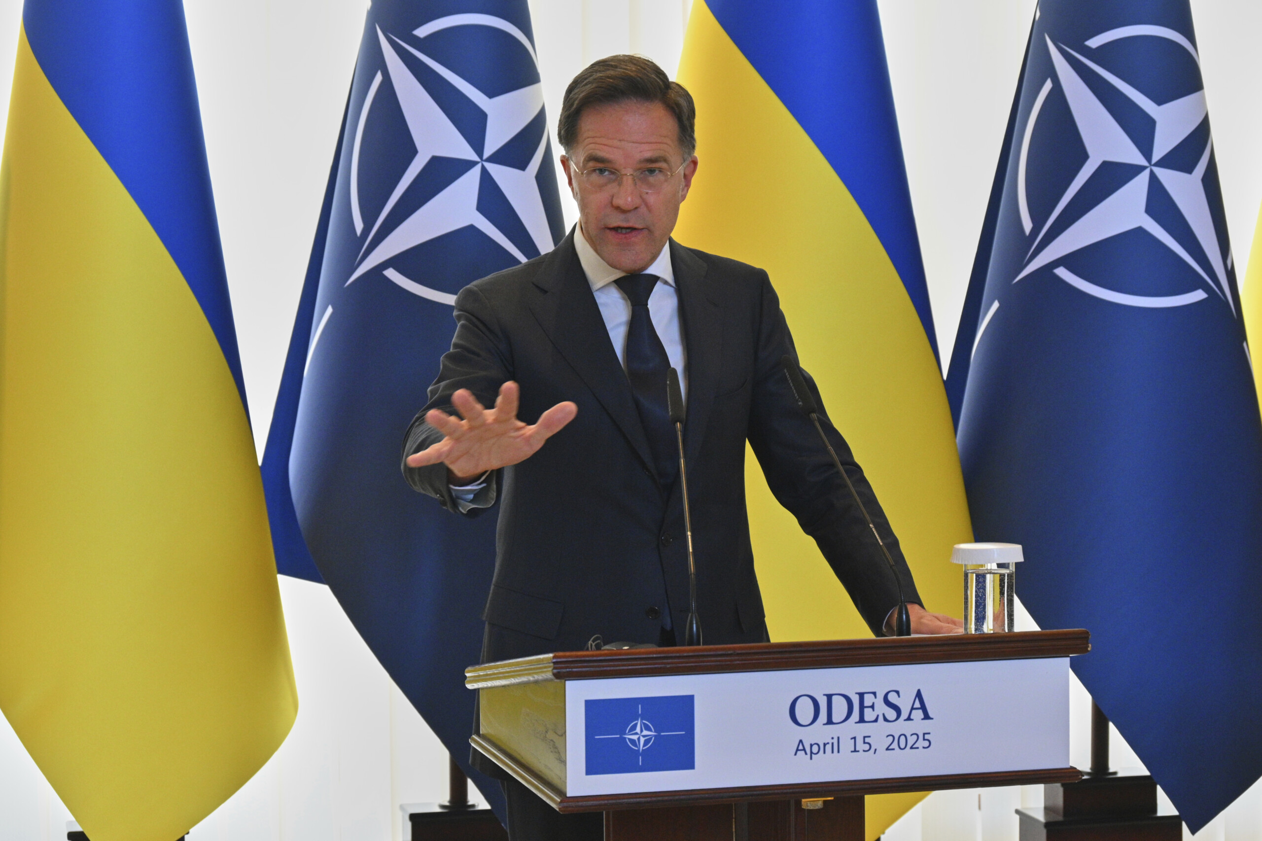 rutte welcomes zelensky to the hague lets continue to support kiev scaled