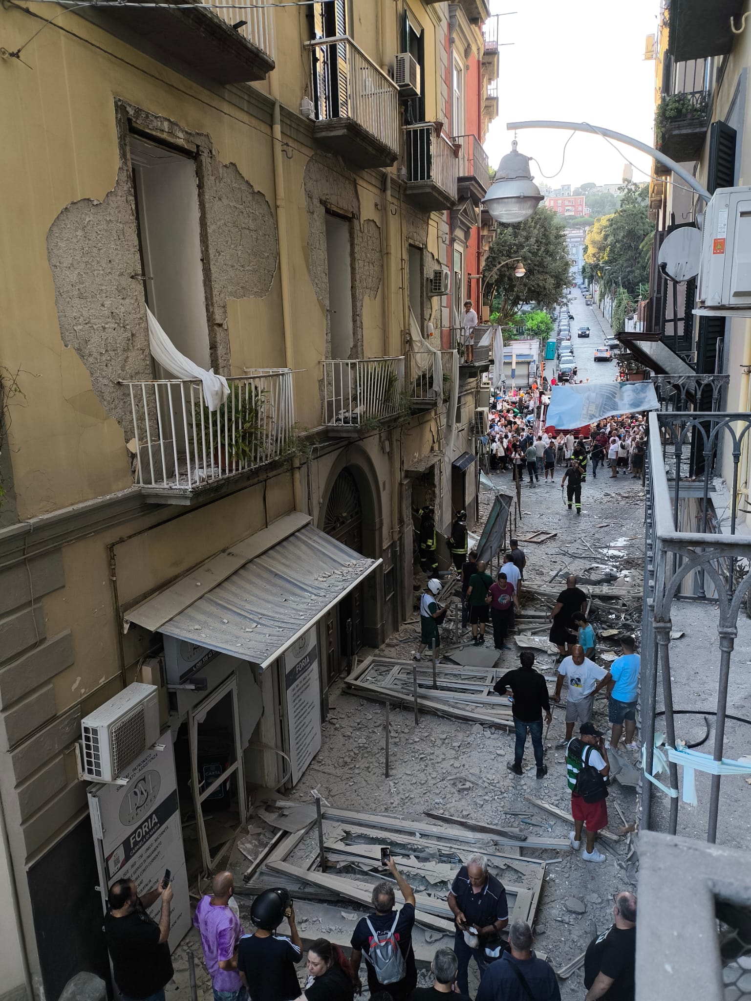 naples explosion on via de filippo one person missing