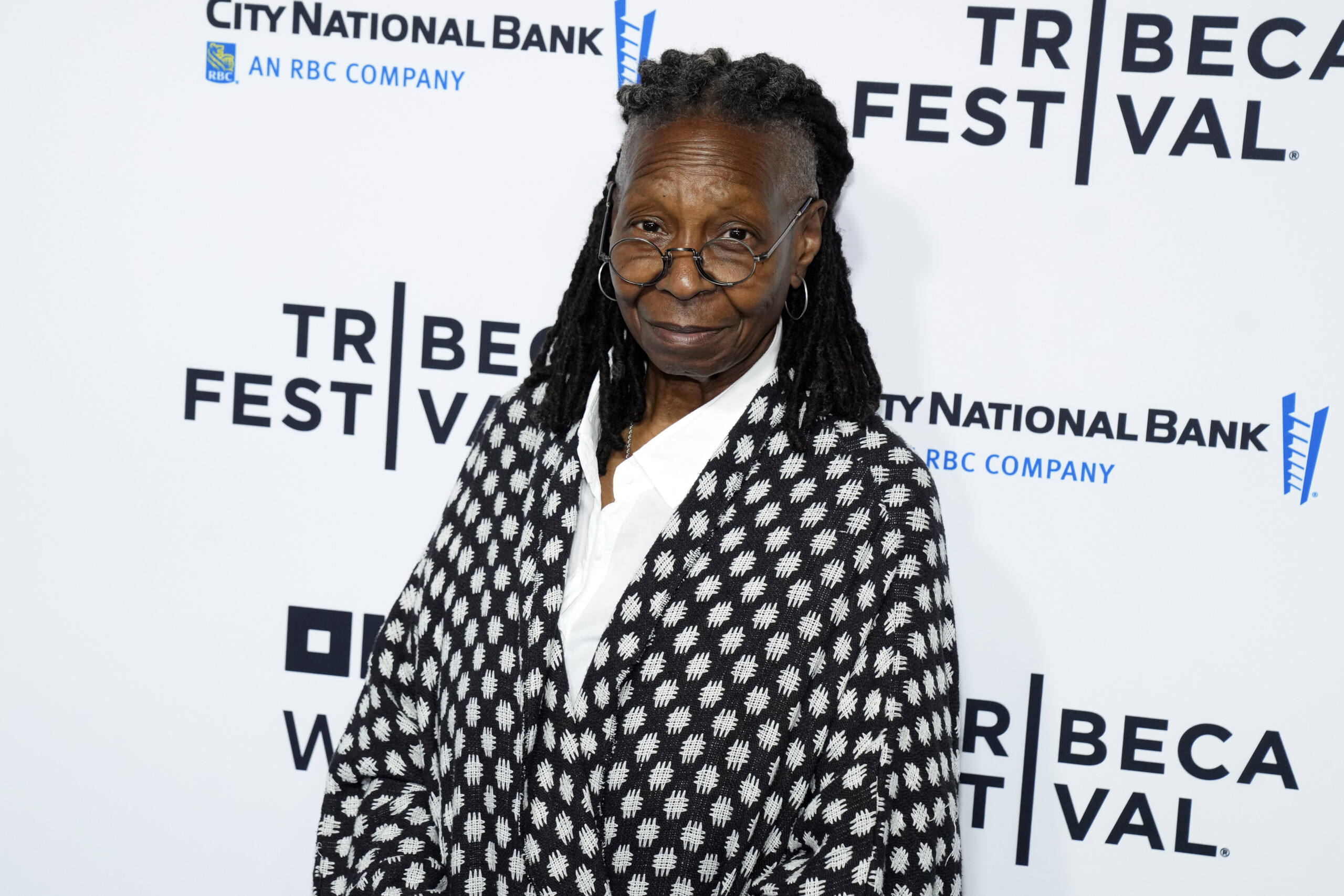 rai whoopi goldberg on un posto al sole for the soap operas 30th anniversary scaled