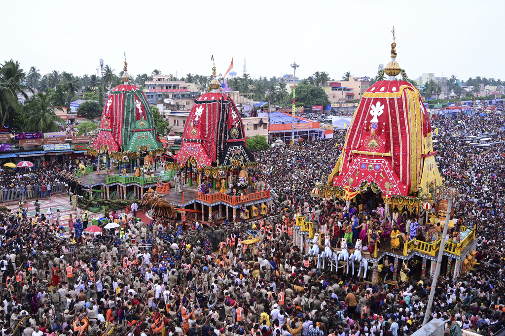 india three dead and several injured in crowd at religious festival
