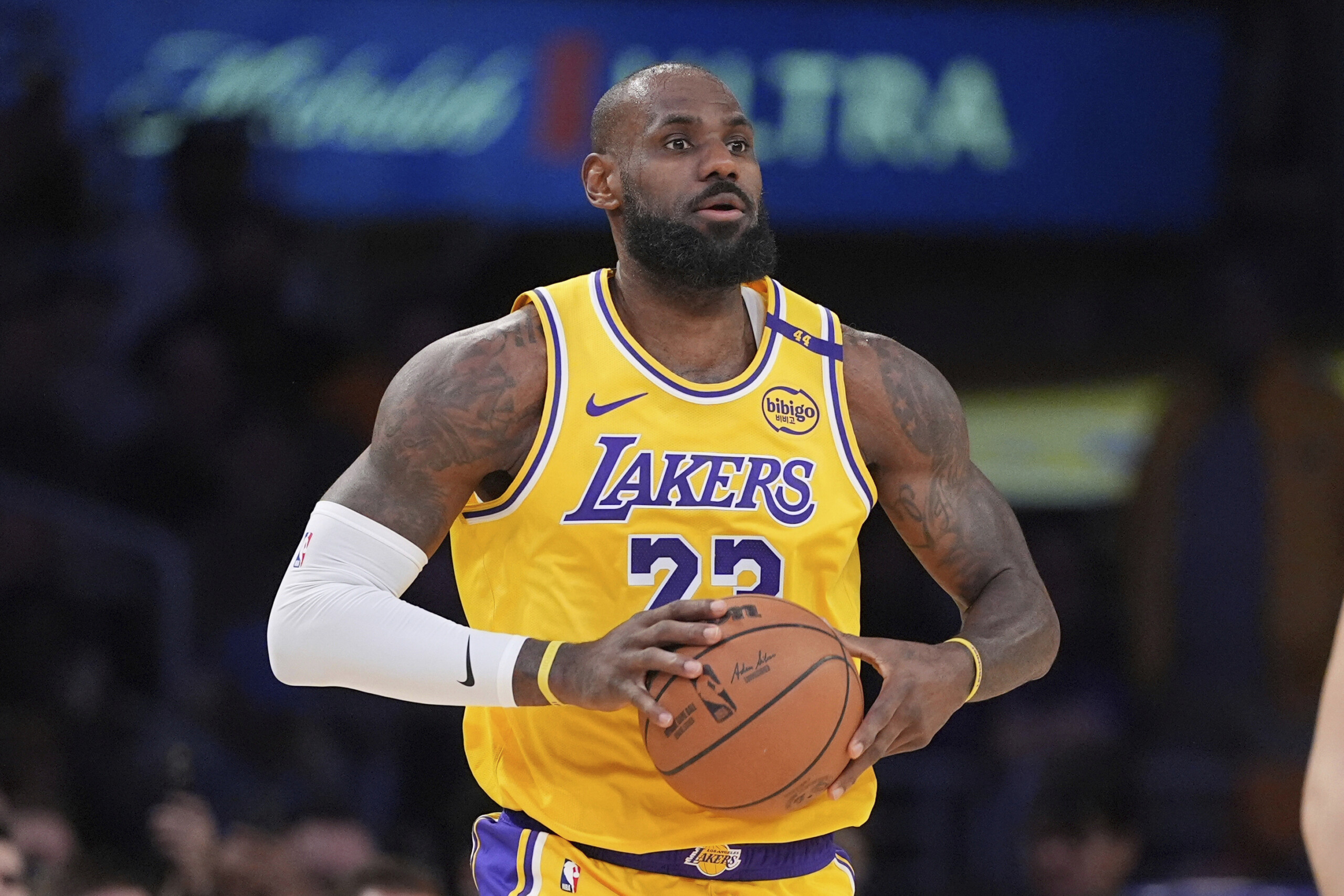 basketball nba at 40 lebron james signs with the lakers for another year scaled
