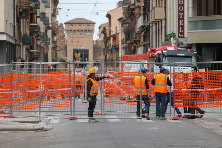 heatwave lombardy ordinance work suspended from 12 30pm to 4pm on fields and construction sites