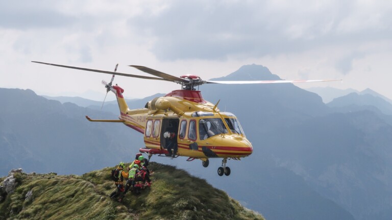 mountain two climbers fall on presolana one dead