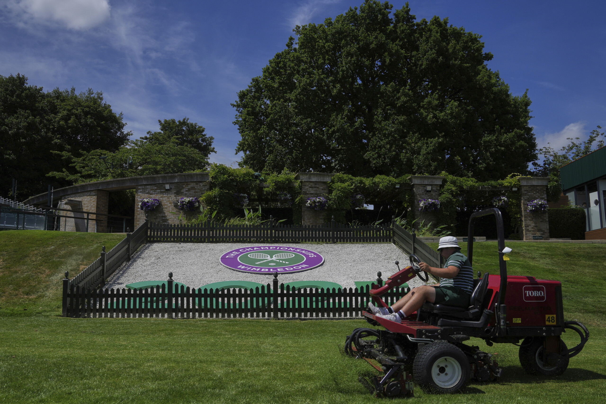 wimbledon tournament kicks off record heat in london scaled