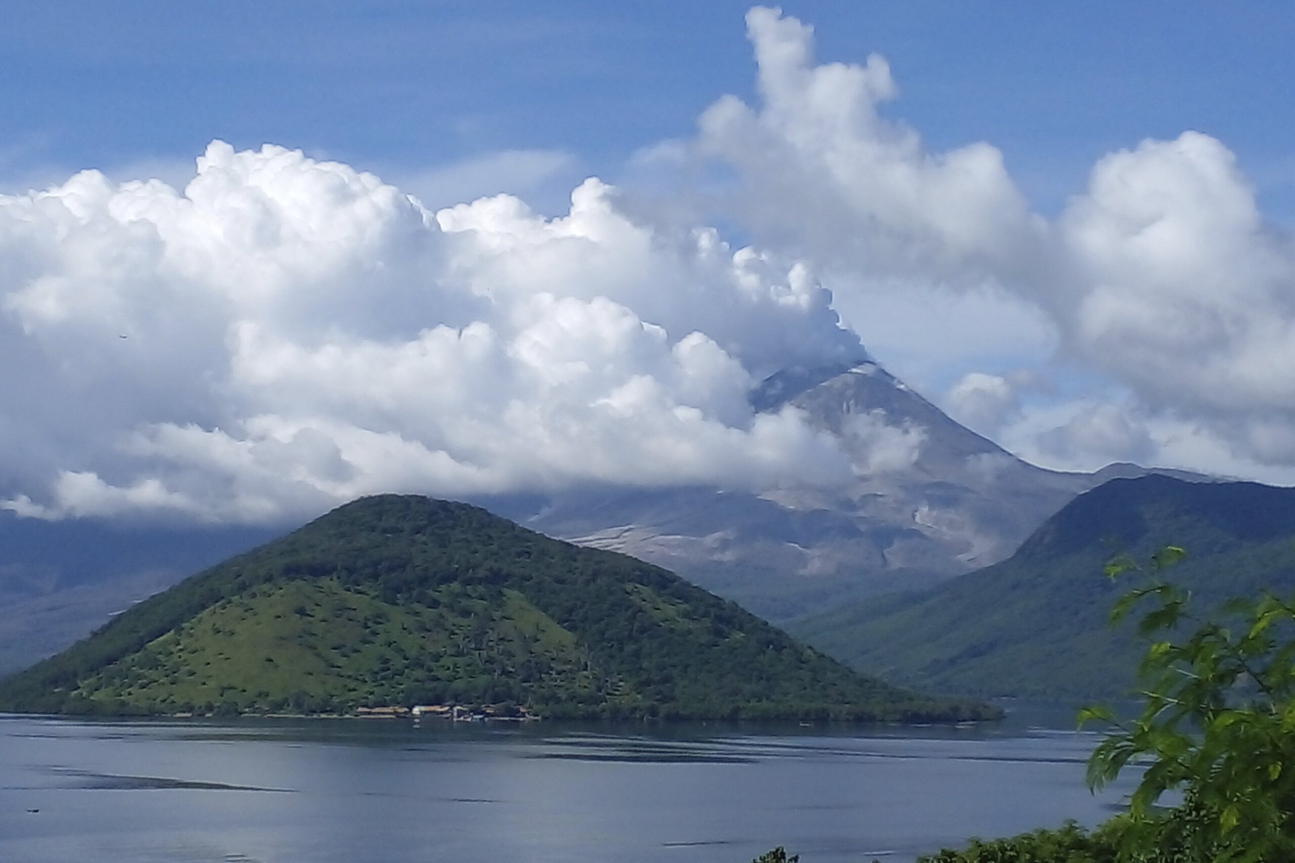 indonesia lewotobi laki laki volcano erupts scaled
