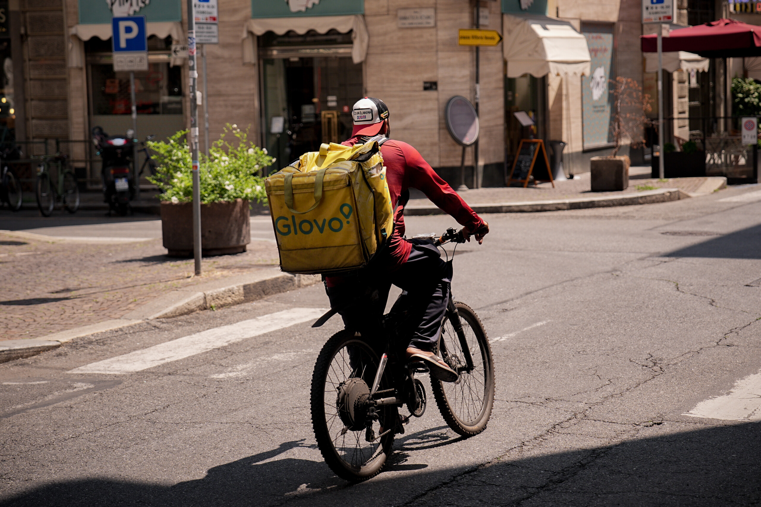 hot controls in food delivery rider at work under extreme conditions scaled