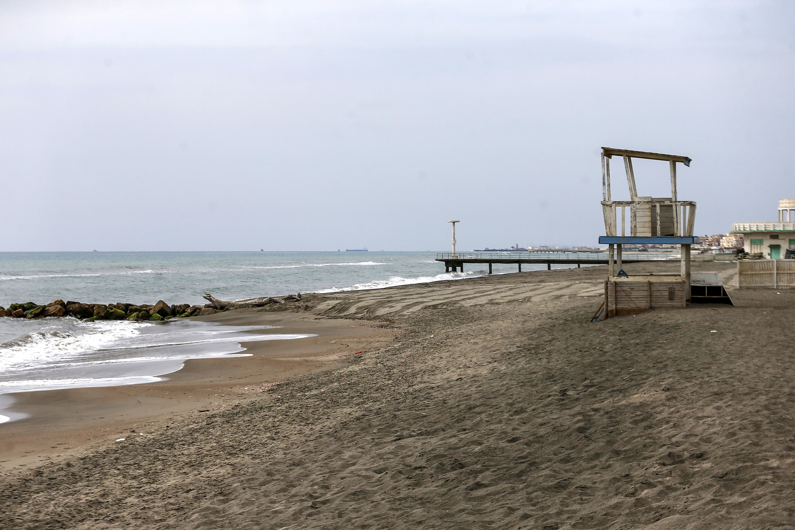 viterbo digs hole on beach and is swallowed up 17 year old dies scaled