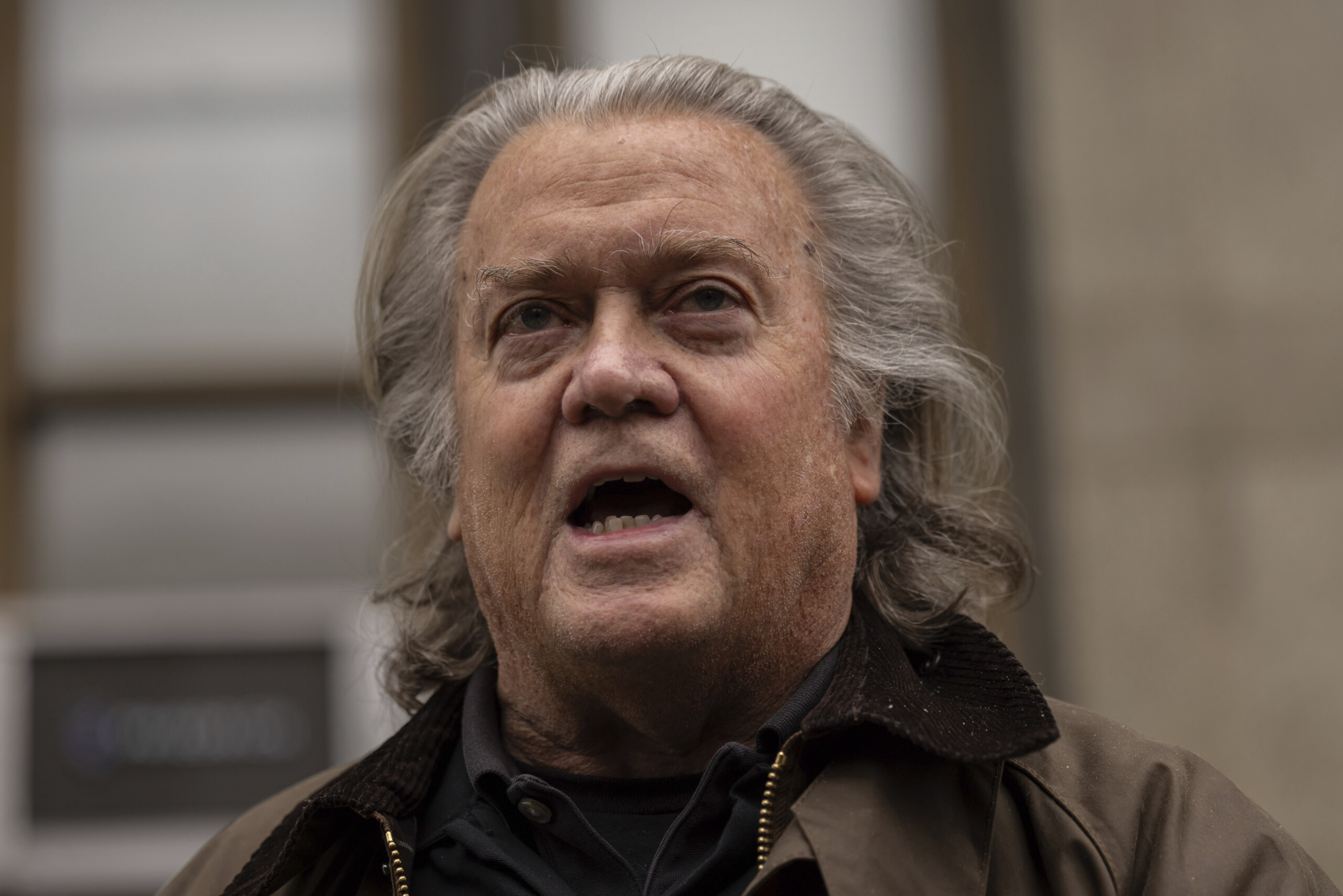 bannon criticises sending weapons to kiev this is a european war scaled