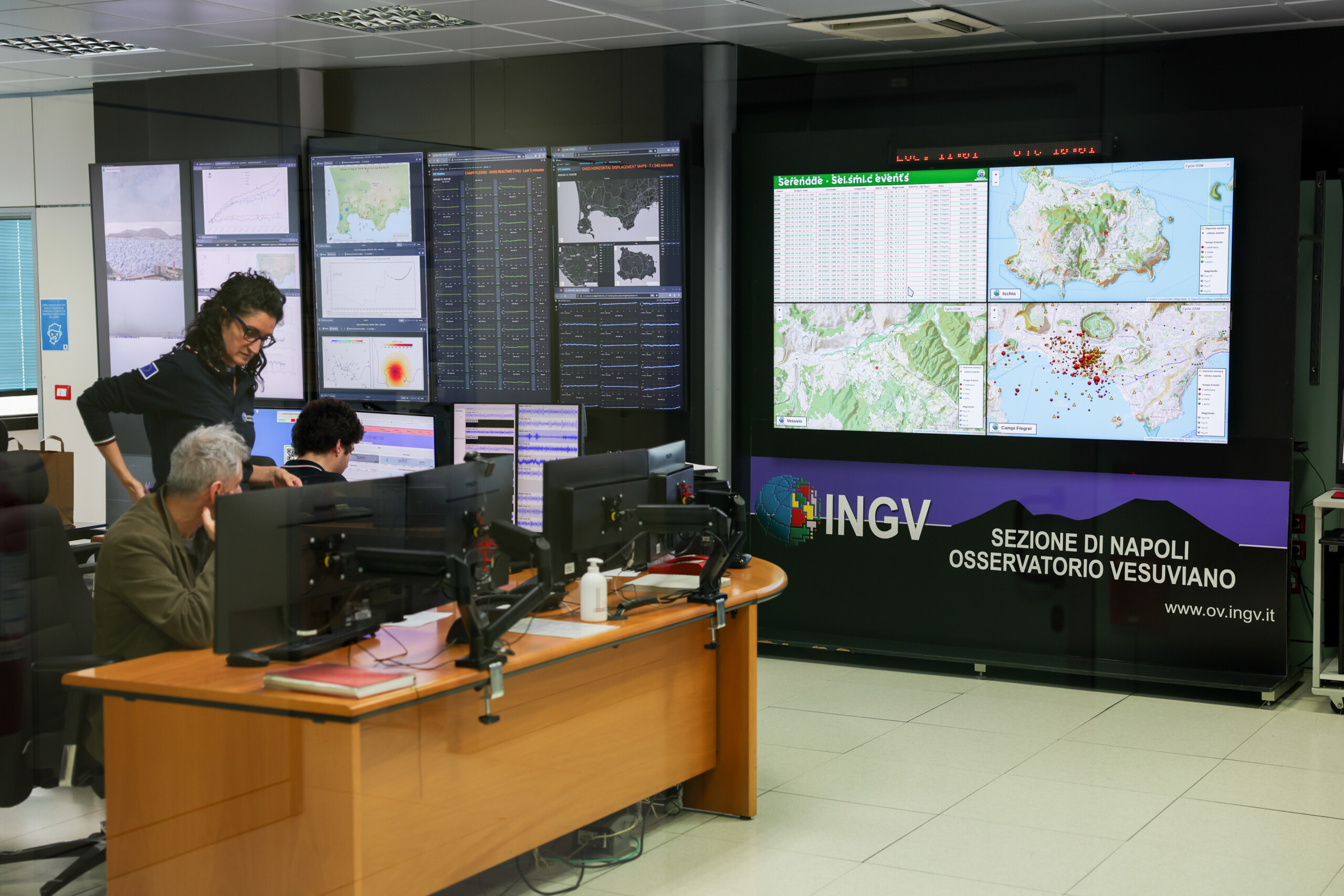 campi flegrei earthquake felt in naples magnitude 4 0 scaled