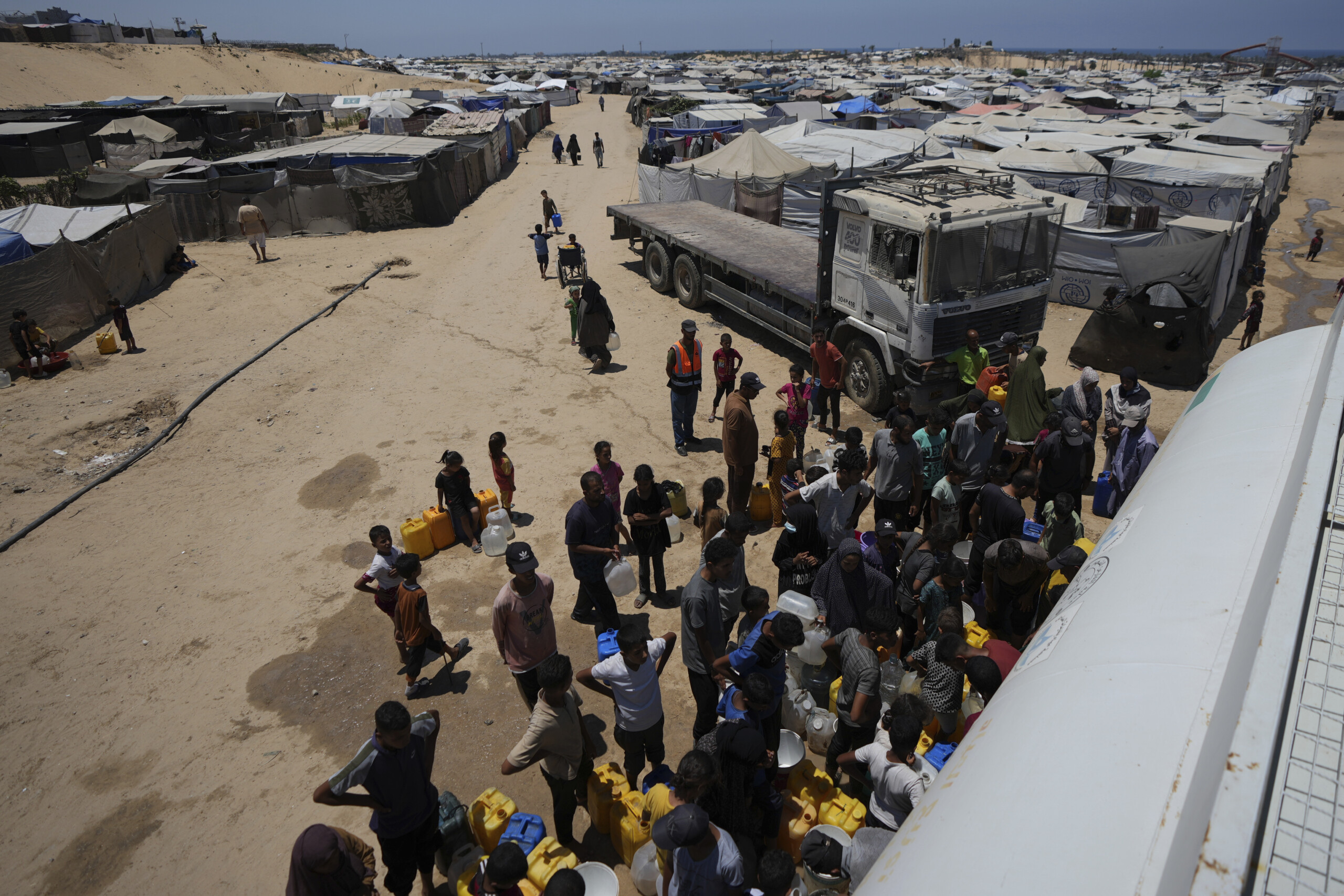 gaza un israeli tanks and snipers fired on crowd seeking aid scaled