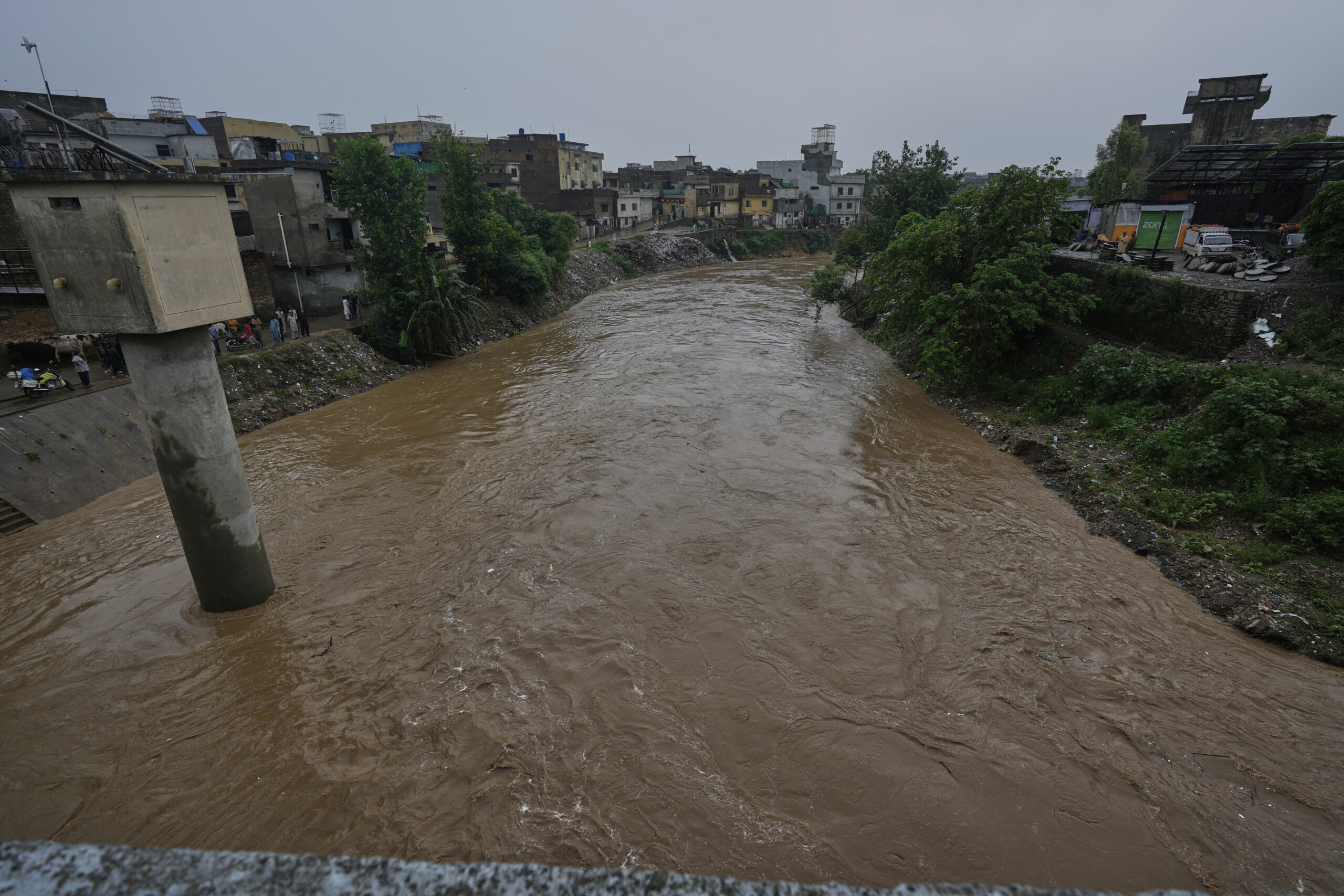 pakistan 3 dead and 15 injured due to floods and landslides in the north scaled