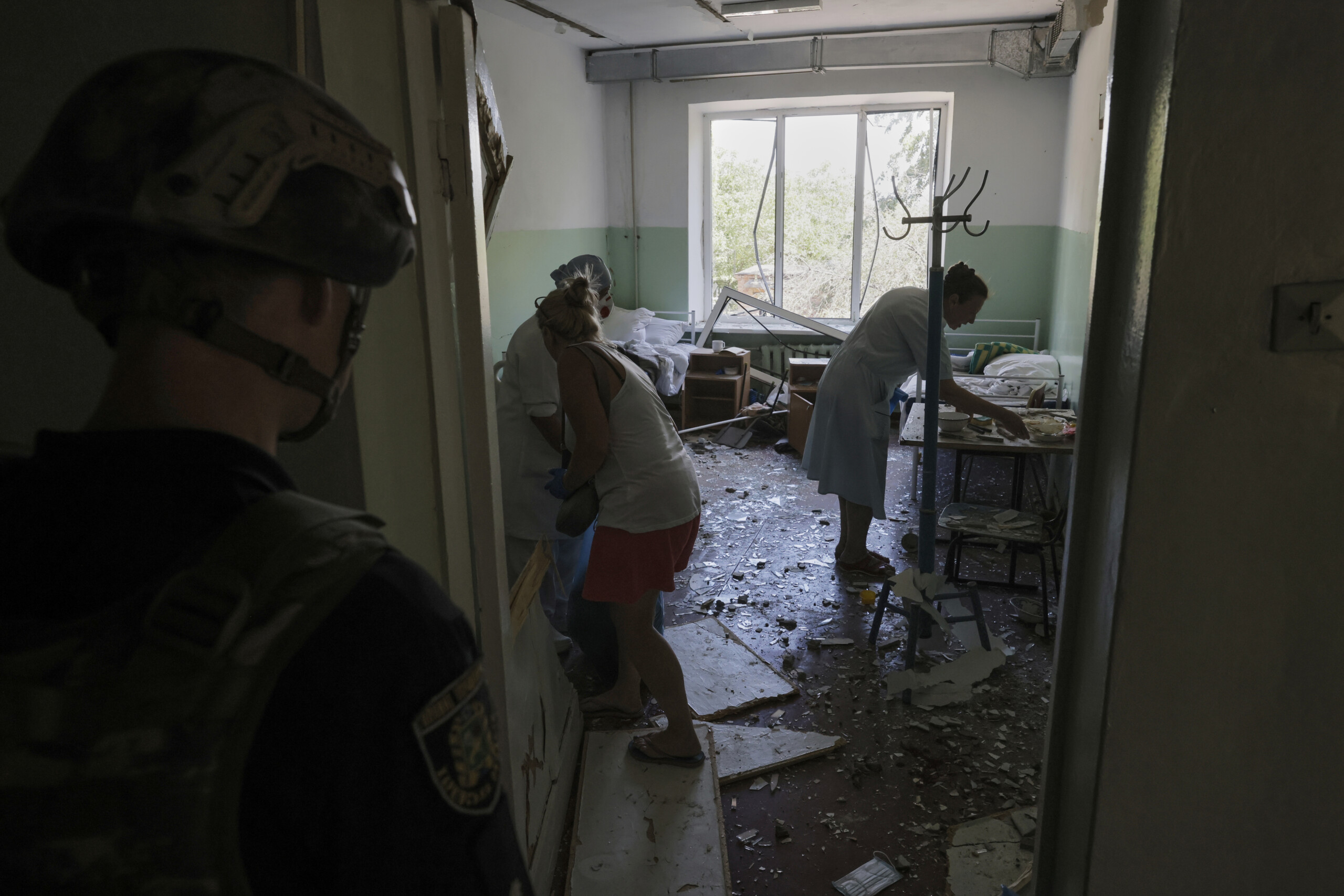ukraine russian raid hits a clinic in kharkiv there are dead and wounded scaled