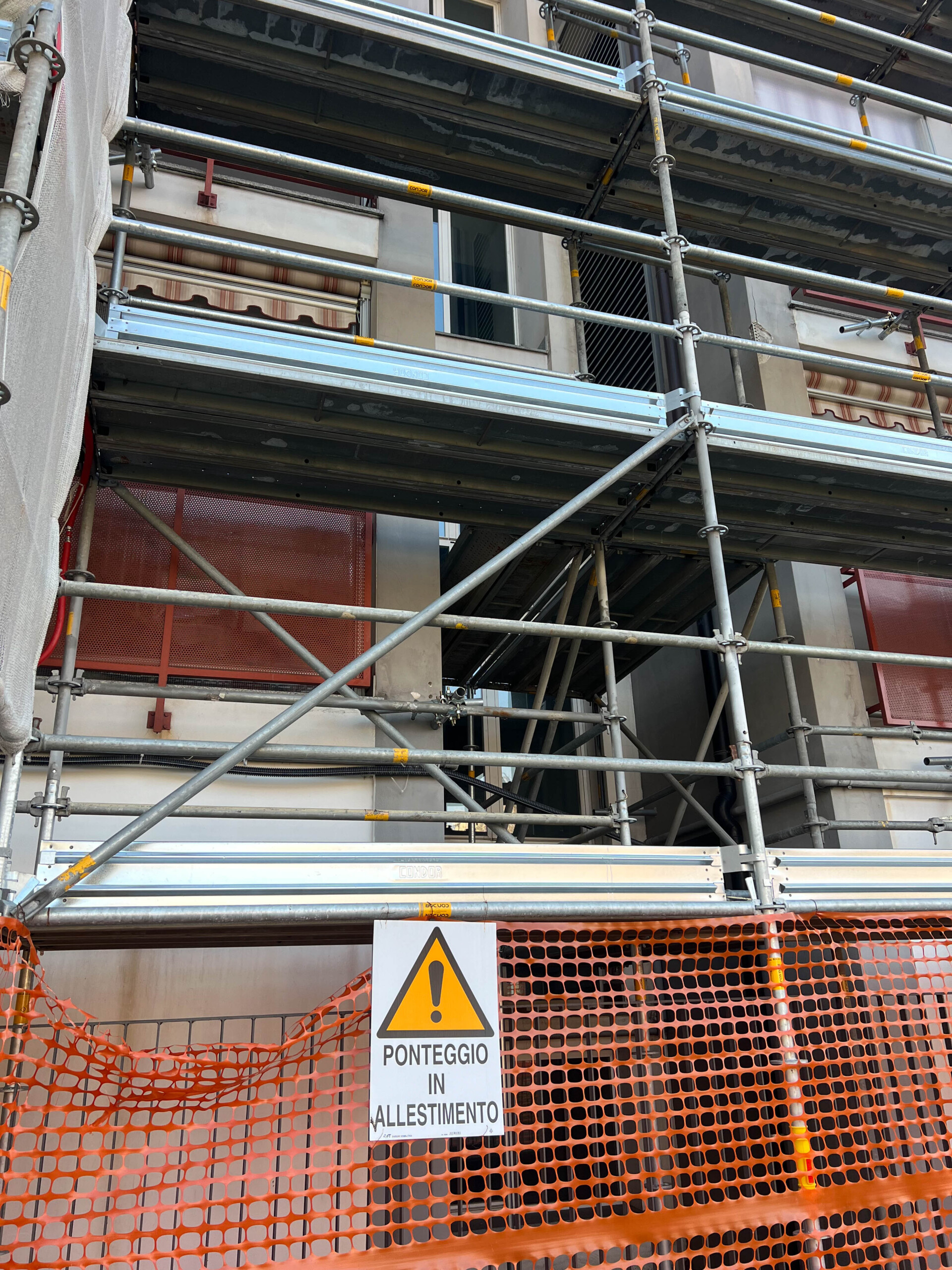 work accidents three workers fall from scaffolding in naples three dead scaled