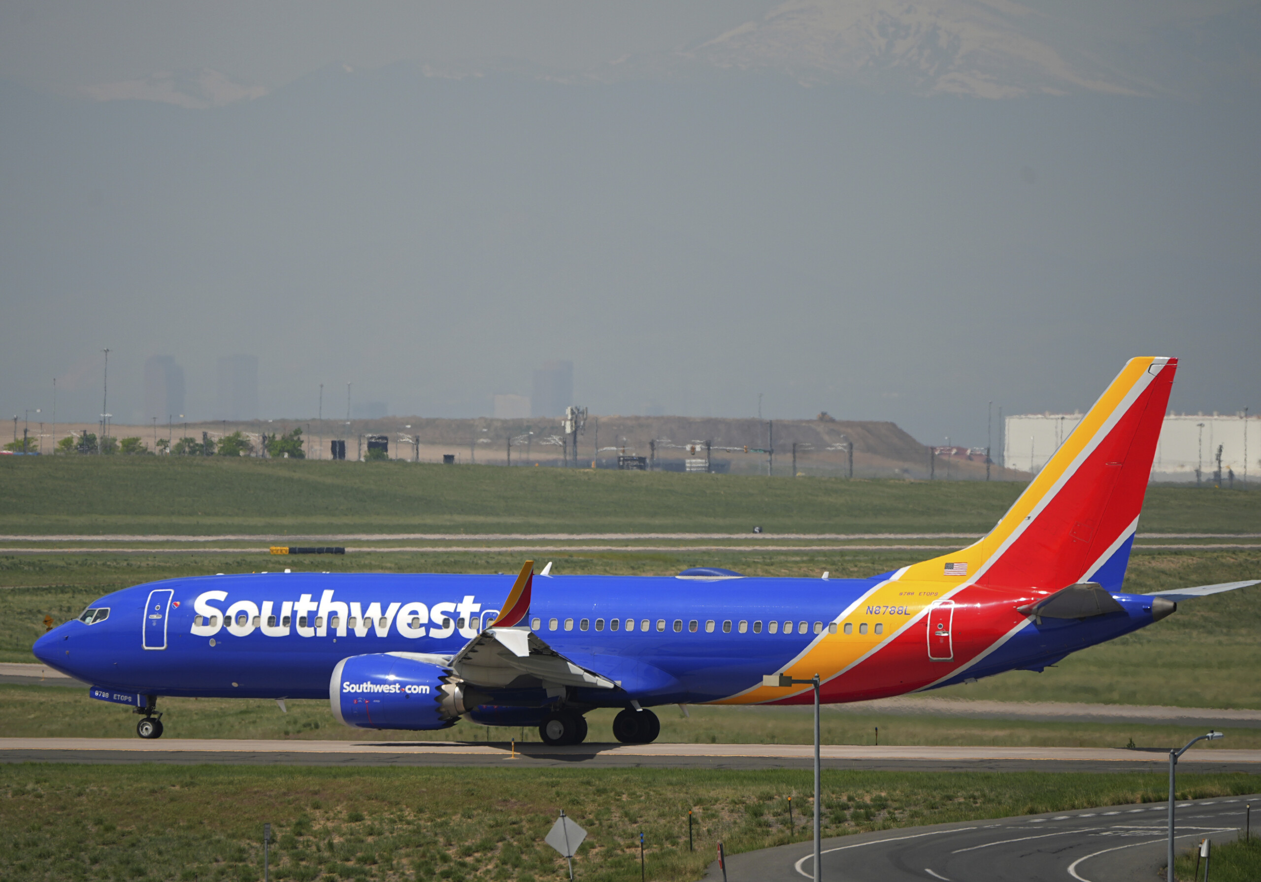 usa near collision between airliner and jet two injured scaled