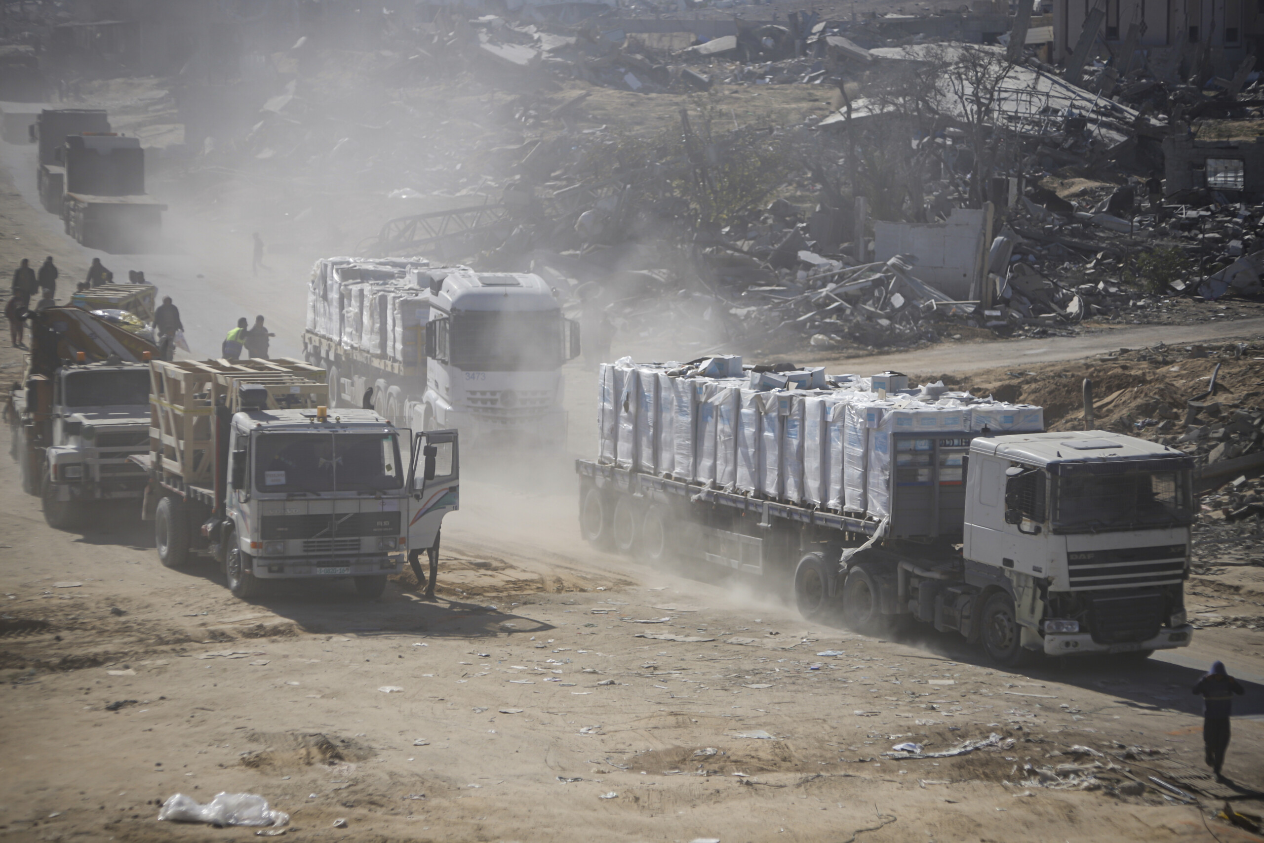 gaza aid trucks heading from egypt towards the strip scaled