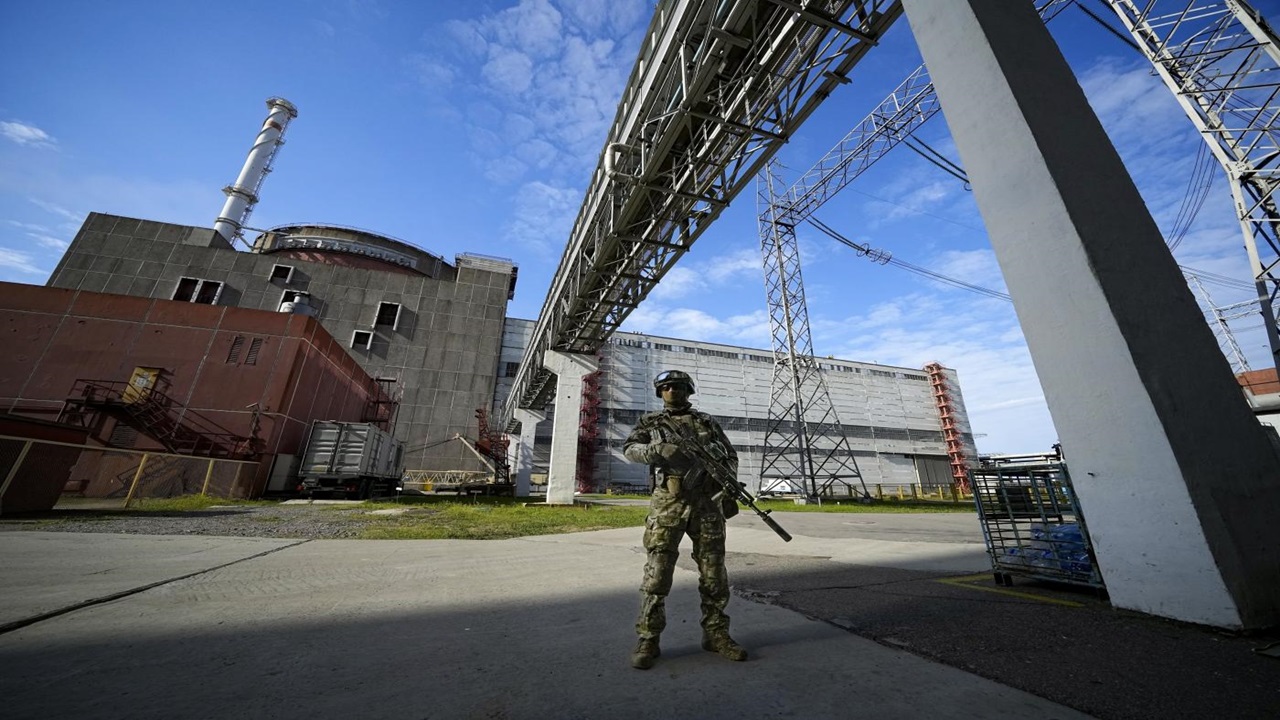 zaporizhzhia moscow fire near nuclear power plant after attack by kiev