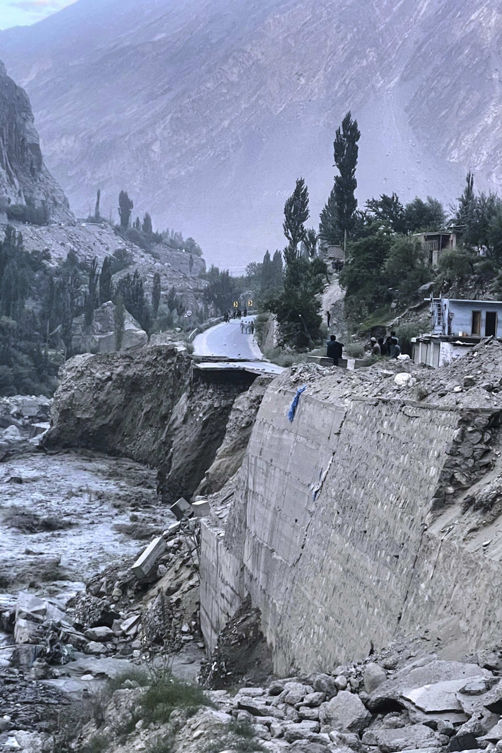 pakistan 7 volunteers killed by massive landslide scaled