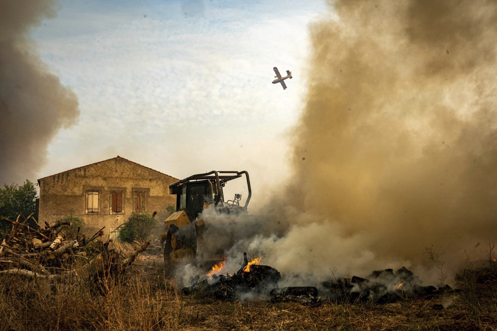 spain a thousand soldiers engaged in firefighting