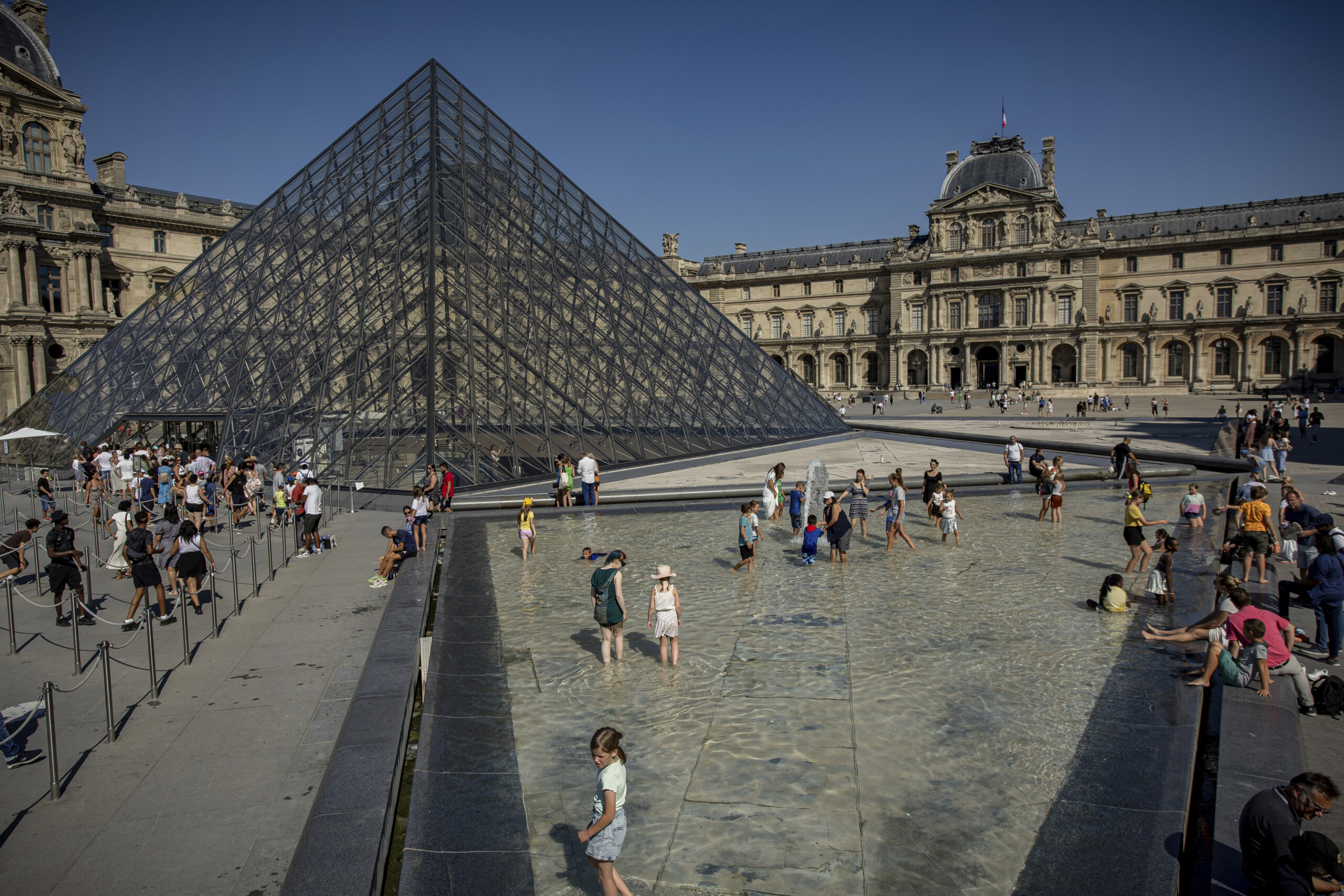 heatwave temperatures reach 42c in france for the third consecutive day scaled