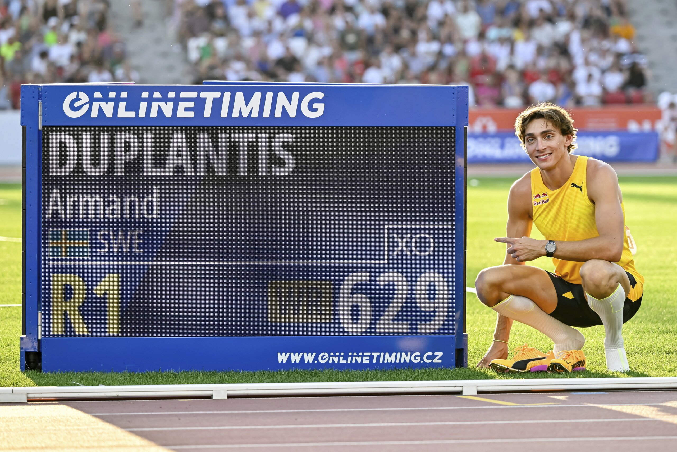 pole vault new world record for duplantis 6 29 in budapest scaled