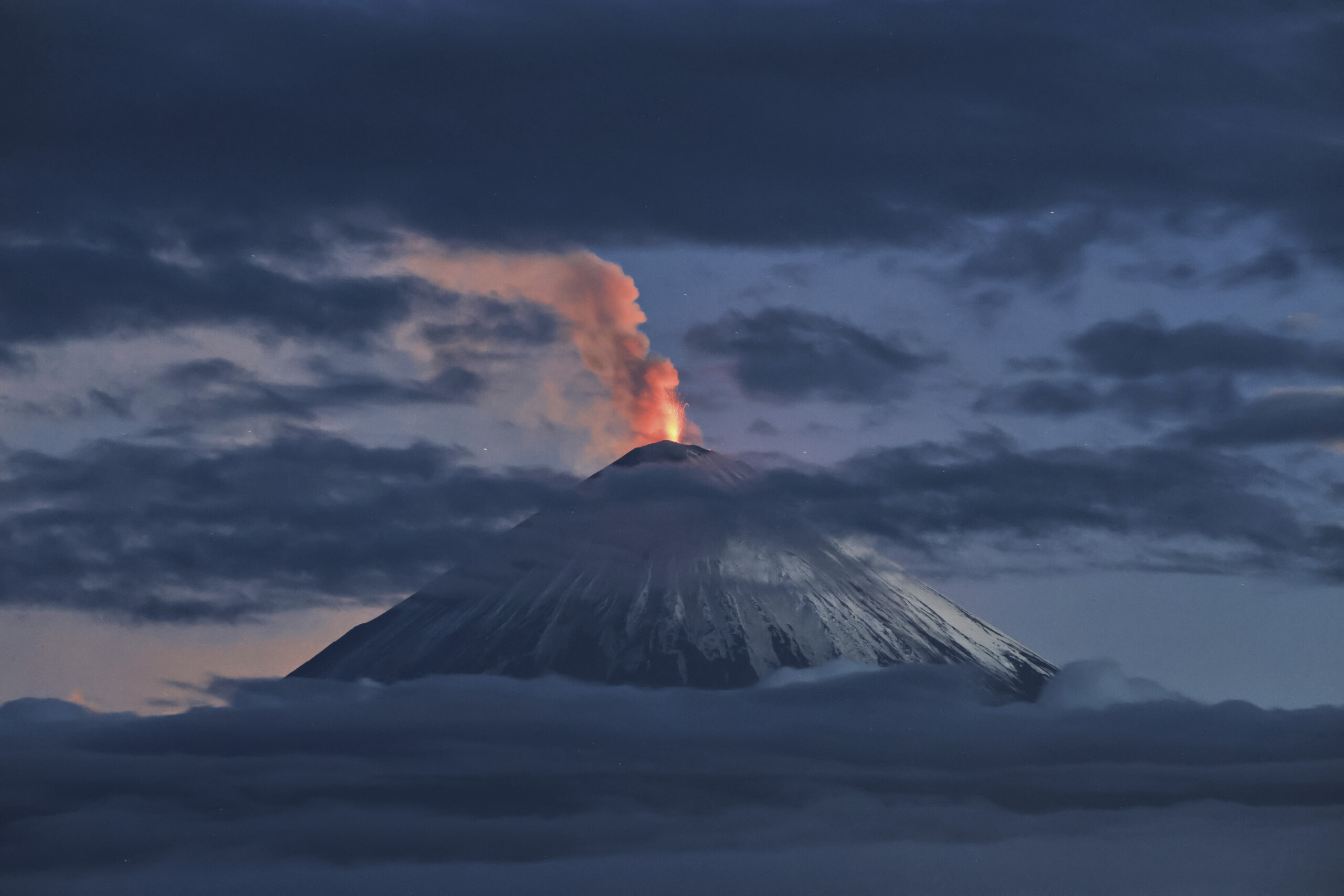 russia volcano eruption in kamchatka potential disruption for flights to alaska scaled
