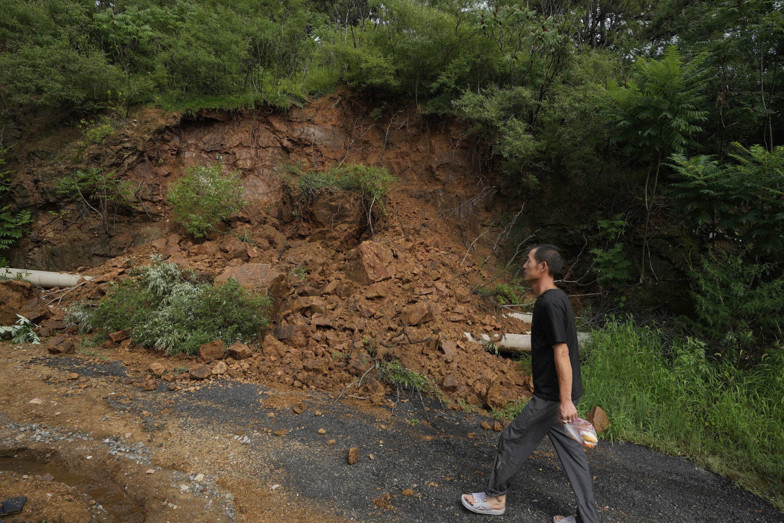china 10 dead and 2 missing in floods in the north campsite swept away scaled