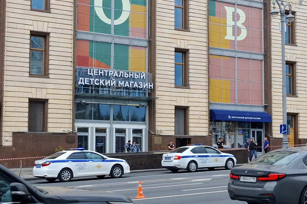 russia explosion in a shopping mall in moscow at least 1 dead and 3 injured