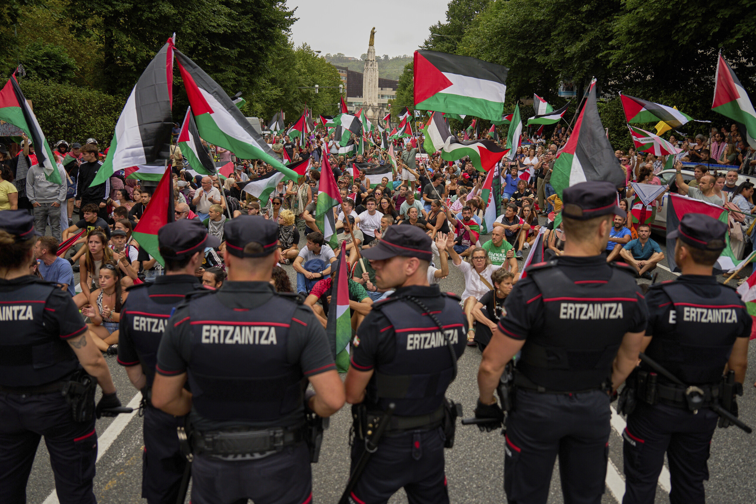 vuelta three arrests and four police officers injured in pro palestine protest scaled