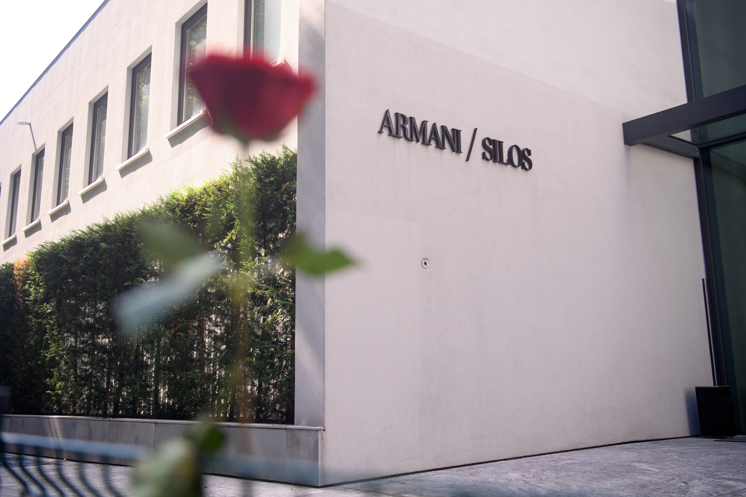 armani crowds queue to enter the funeral parlour scaled