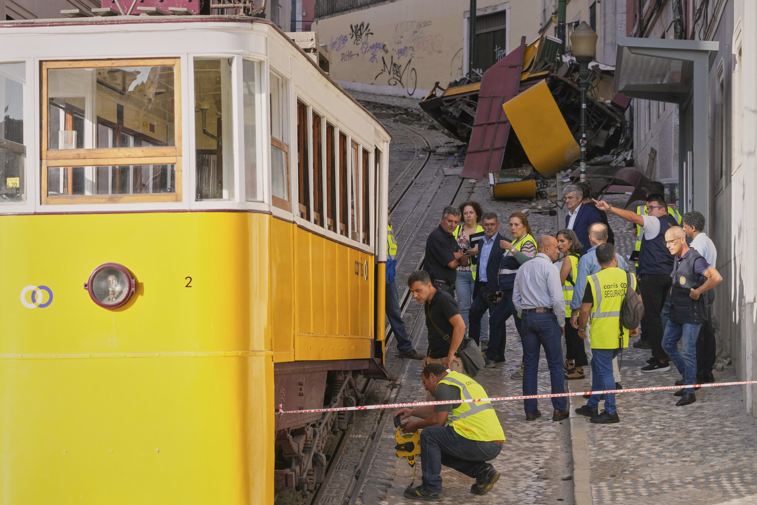 lisbon tragedy funicular accident caused by cable break between cabins scaled
